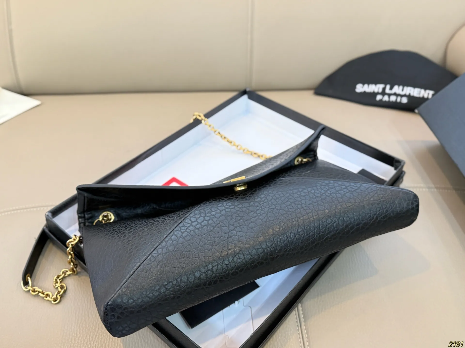 &yen;150/&yen;145配盒 圣罗兰 信封包 YSL 绵密的手感，轻便的包包 很有质感 可盐可甜 上身绝美 无可比拟 是每个追求漂亮的女孩必入单品 尺寸34 20/30 18