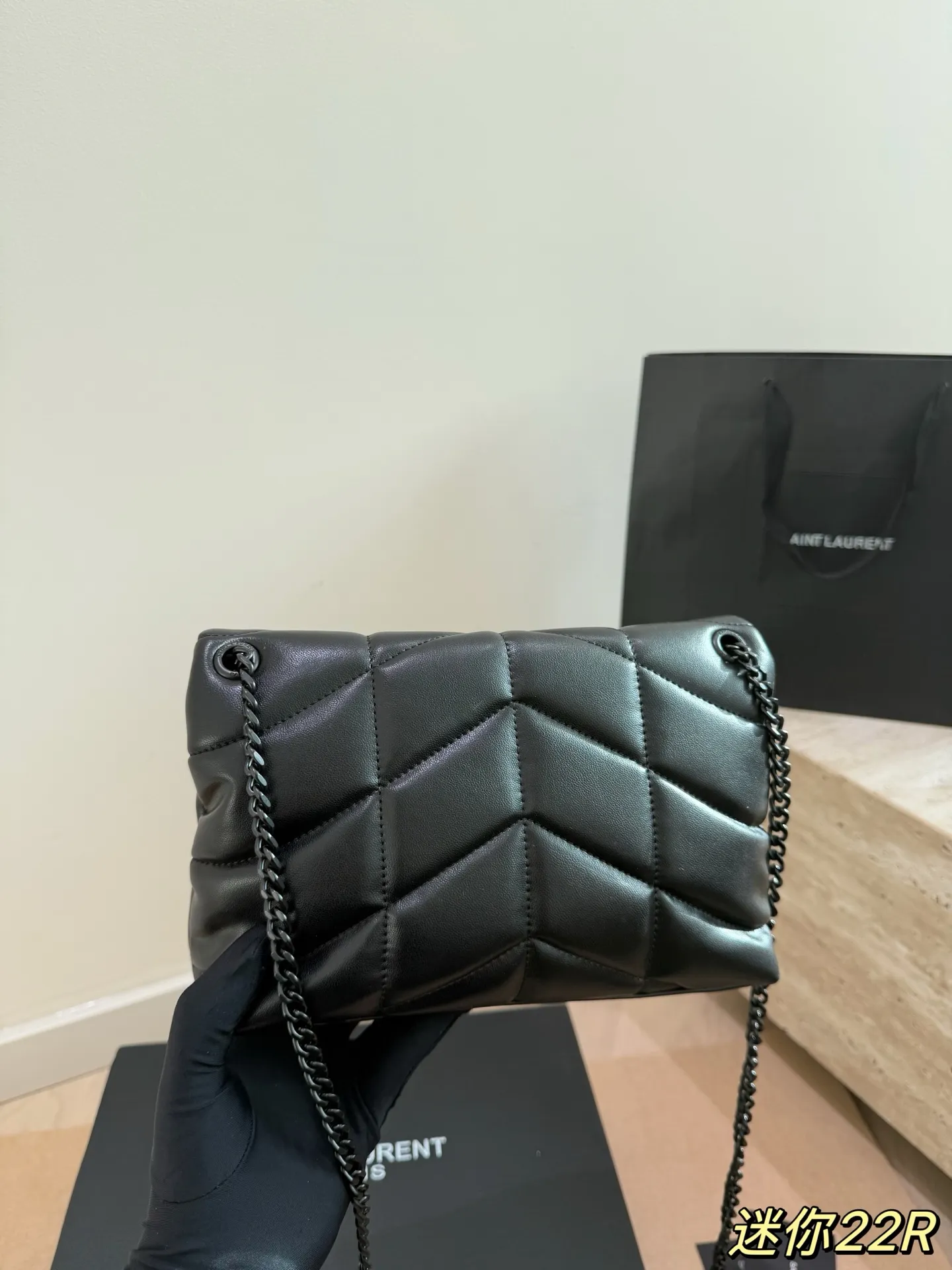 YSL圣罗兰云朵包P150 Ysl圣罗兰云朵包,超酷~ 折叠礼盒🎁 YSL圣罗兰云朵包 黑金超酷 杨幂同款 软软糯糯小可爱 外观颜值爆表 不要犹豫 必入款 真好好#ysl圣罗兰 尺寸22 16