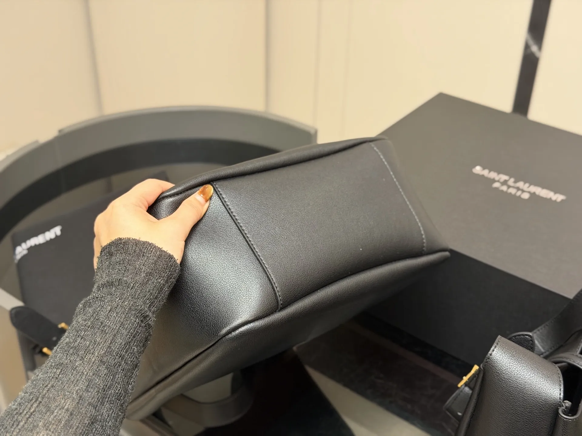 &yen;190 &yen;170 配包装 圣罗兰 hobo腋下水桶包 YSL 没有繁杂的设计 简简单单的将 YSLlogo字眼变成包扣 皮质柔软一点都不土气 而且超级能装！ 包内做了分层设计，东西不会被装的乱糟糟 无论是休闲复古还是甜美飒姐都能hold住！！职场通勤、日常旅游，一年四季都超可！拍照也超有氛围感的尺寸:28.29cm 22.21cm