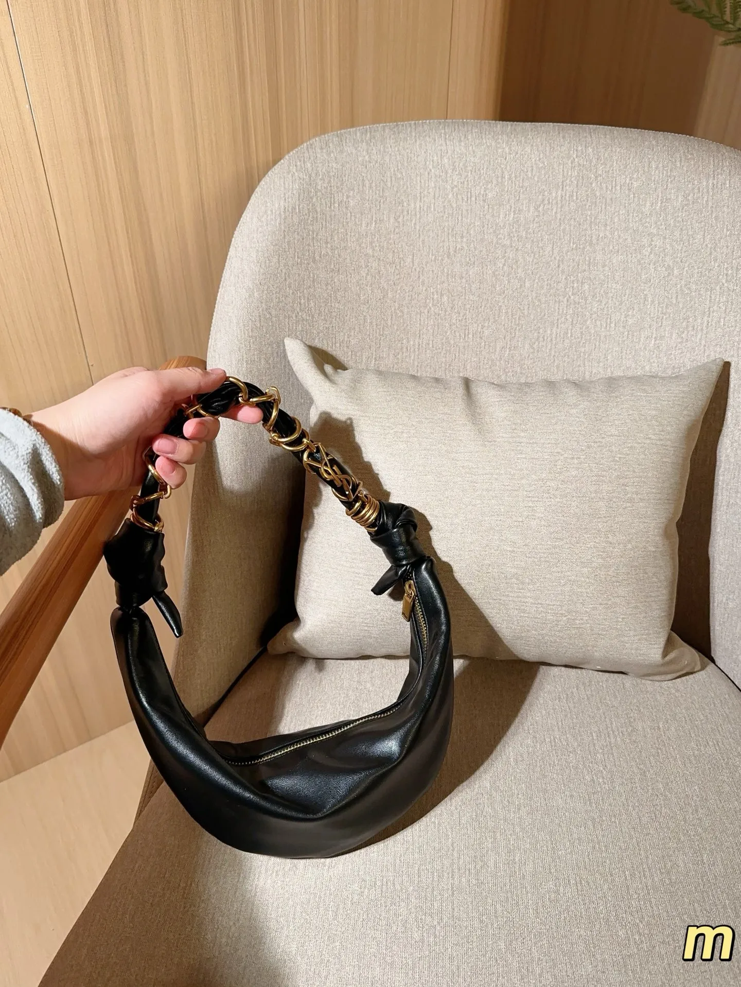 💰135 圣罗兰YSL AMALIA腋下包 柔软慵懒随性“牛角包”造型,超有法式氛围感!肩带是金色YSL字母链条交织,辦识度满分-。拉链开合,内部空问能装手机、钱包等日常小物,手提或腋下背都很时髦,轻松打造松弛感穿搭~ 尺寸39×13 礼盒包装🎁