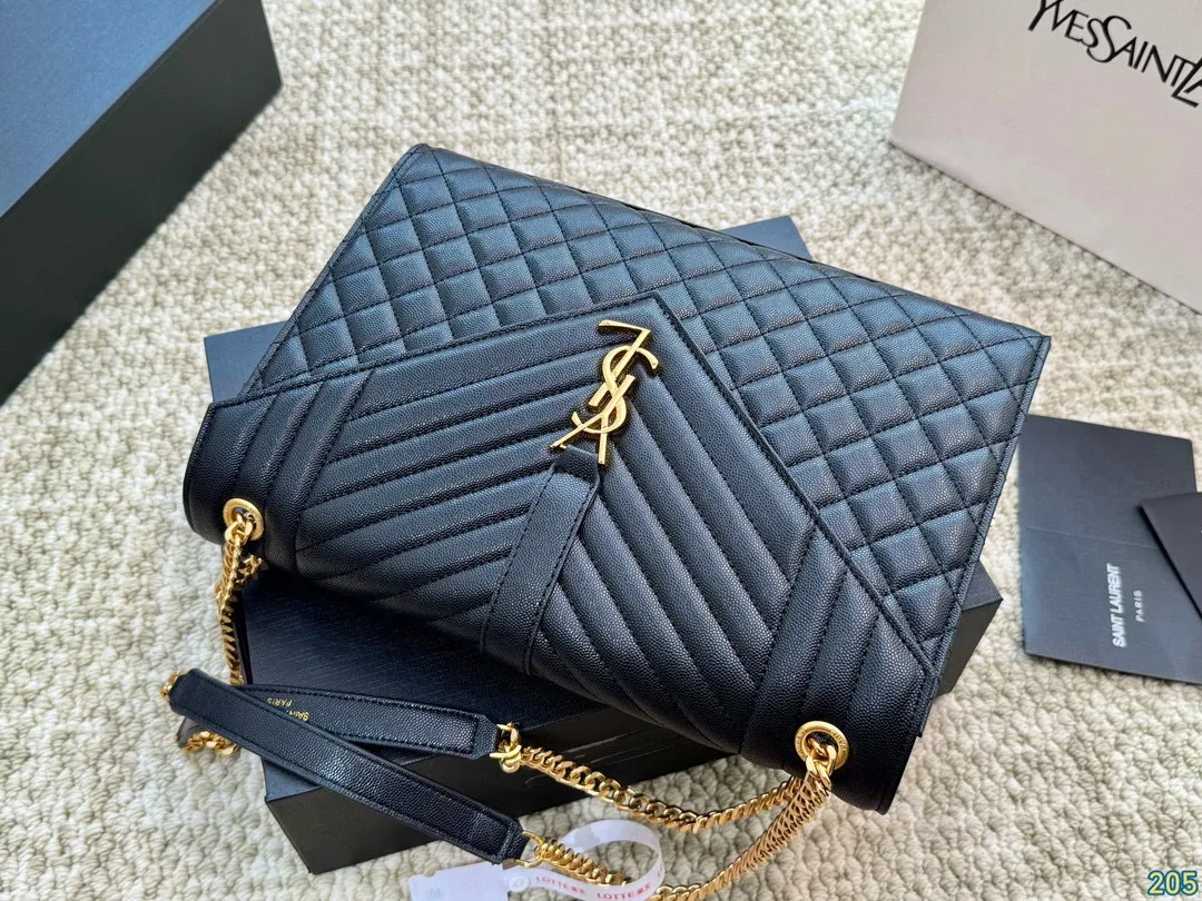 大号¥155折叠盒 圣罗兰YSL Envelope信封包 简约才是百搭公式。 复古又时髦,妥妥的街拍神器。 出街通勤都可。 容量很大,可肩背、斜挎。 搭配很显高级感。 是帅气女孩不可缺少的一款经典存在。 尺寸大号31 21