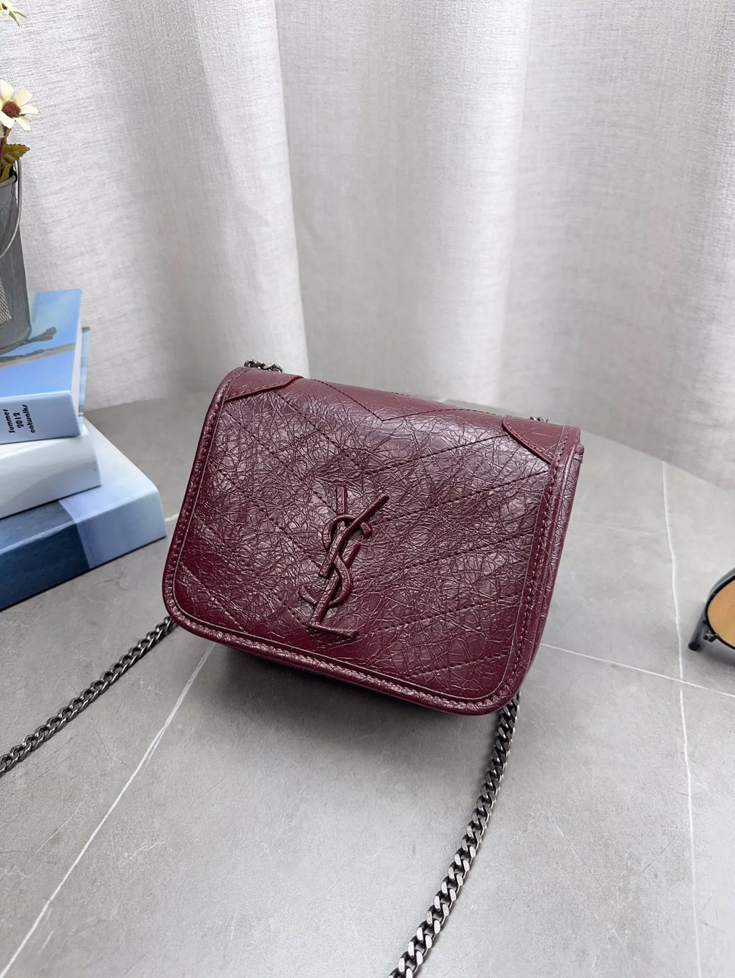 折叠飞机礼盒包装 🎉高品质ysl 圣罗兰 niki 邮差链条包 出去逛一天什么都可以放进去 流浪背法也很好看 黑色真的是跟各种颜色的衣服都很搭 之前一直在Onthego和这个之间犹豫 最后感觉没选错 五星推荐 迷你尺寸:19*14cm p150