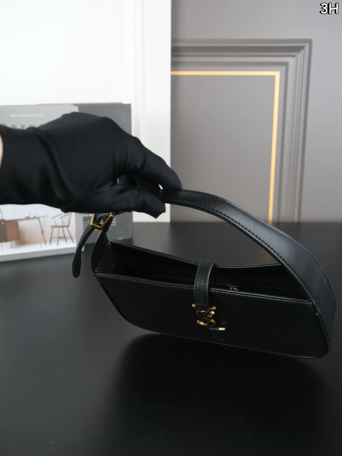 P125 折叠盒 圣罗兰 YSL LE5A7 腋下包流浪包手提包单肩包 直接get rose同款腋下包！ 经典包型 设计简约又有辨识度 日常出街通勤 随手一背 直接拿着🫴时髦感 真的随性又高级的美✨容量很大～[大笑R] 背上不会有重量感 而且背着很有质感，从通勤到约会都实用 尺寸：25&times;15