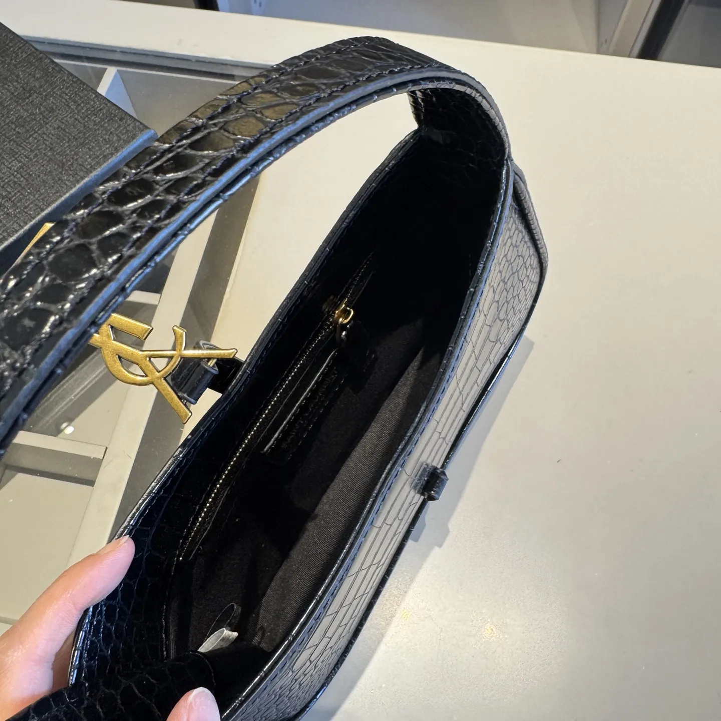 🅿️135✅新品推荐🔜 升级版🔥YSL圣罗兰专柜爆款hobo腋下包！鱼纹系列🐊明星同款！到哪都是回头率👍专柜同款哦！品质堪比正品！进口牛皮面料🐂外出轻便实用！原版顶级五金！🎁原版礼盒包装（size：24*15*6）