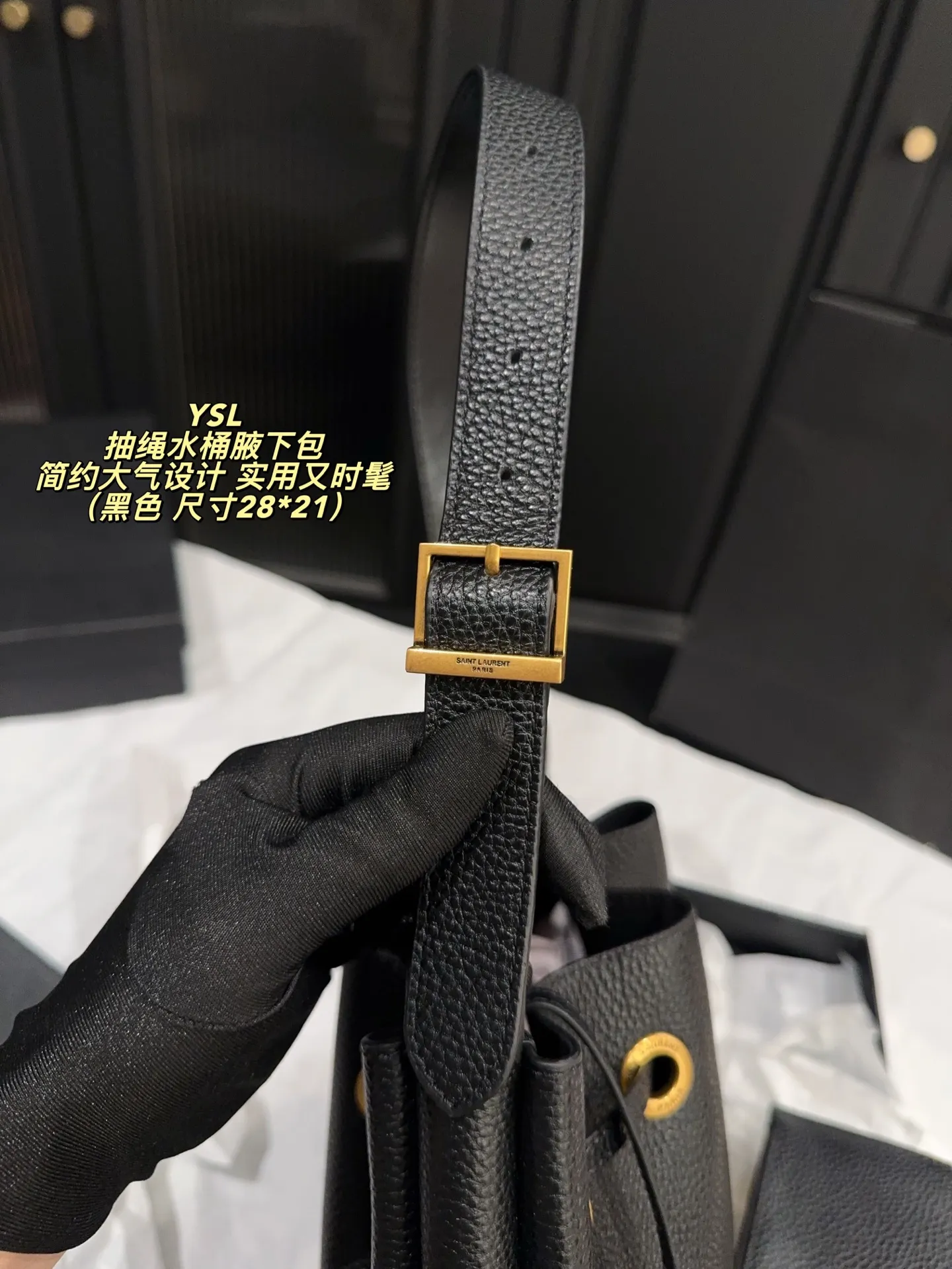 P200配折叠盒⚠️尺寸28*21 圣罗兰 YSL 抽绳水桶腋下包 黑色荔枝纹牛皮,质感细腻耐用,金属抽绳十YSL标志超有辨识度。尺寸适中,通勤休闲都能用,手提斜挎随心切换,内部空问合理,日常物品轻松收纳。简约大气设计,百搭不挑风格,秋冬深色系穿搭必备,实用又时髦!