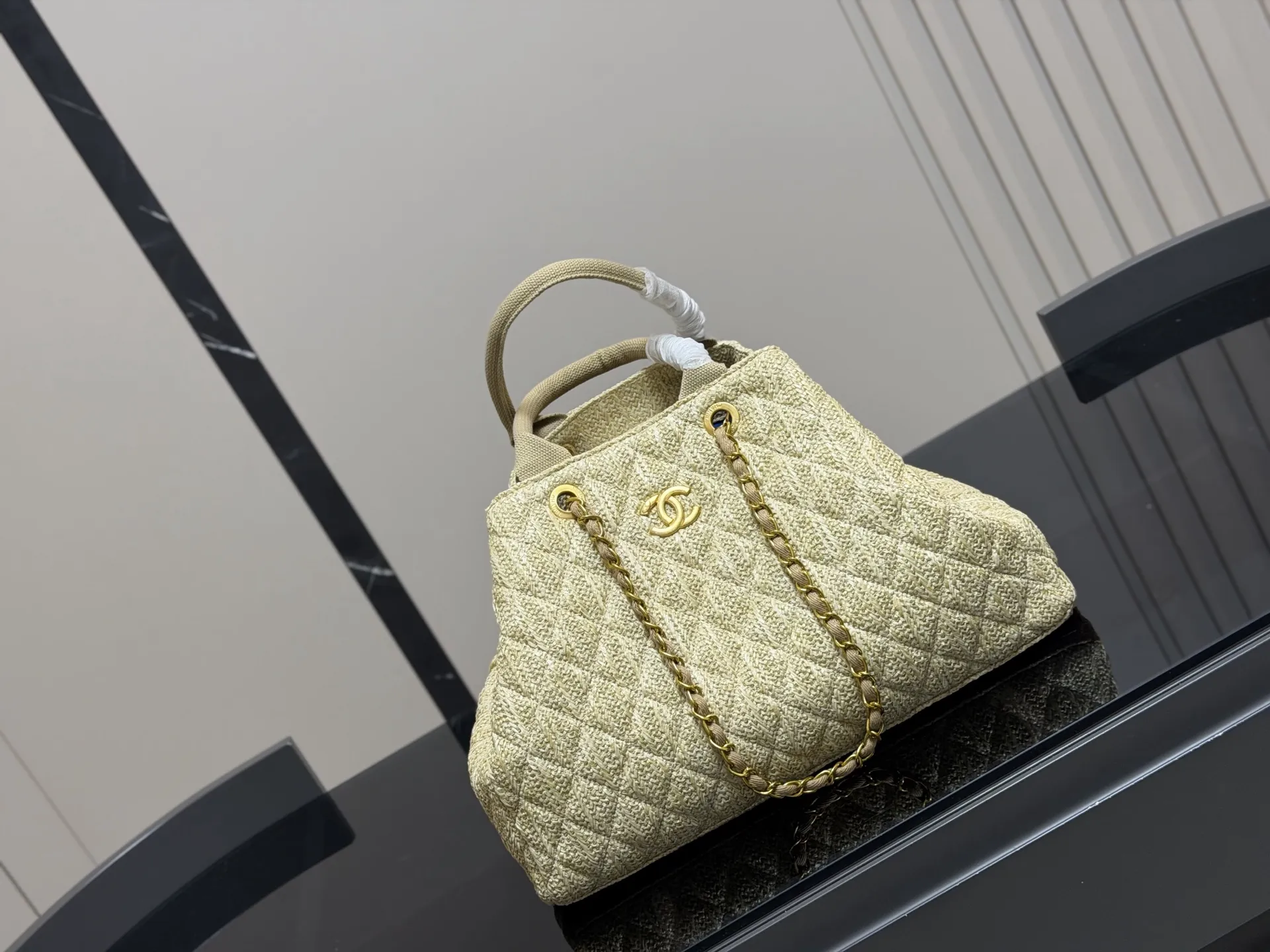 &yen;170 香奈儿CHANEL 链条托特包 复古优雅 香奈儿CHANEL 链条托特包 复古优雅 满满的高级感 大小适中 容量感人 休闲正装皆可轻松驾驭 尺寸:40.27cm