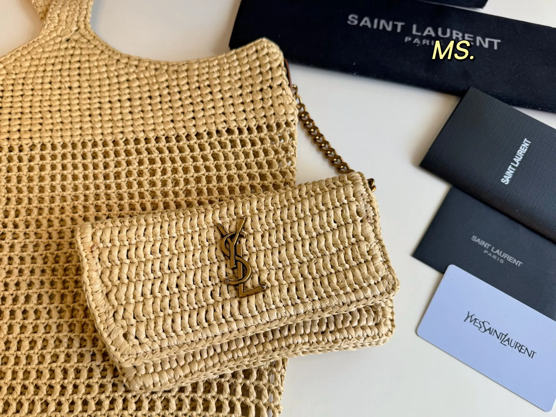 P200（配盒） size：38&times;41 YSL圣罗兰草编子母托特包💕 超大空间 配零钱包✔️ 大logo搭配草编工艺～ 别有一番风味 ，巨轻盈 慵懒随性，自在随心❗️❗️