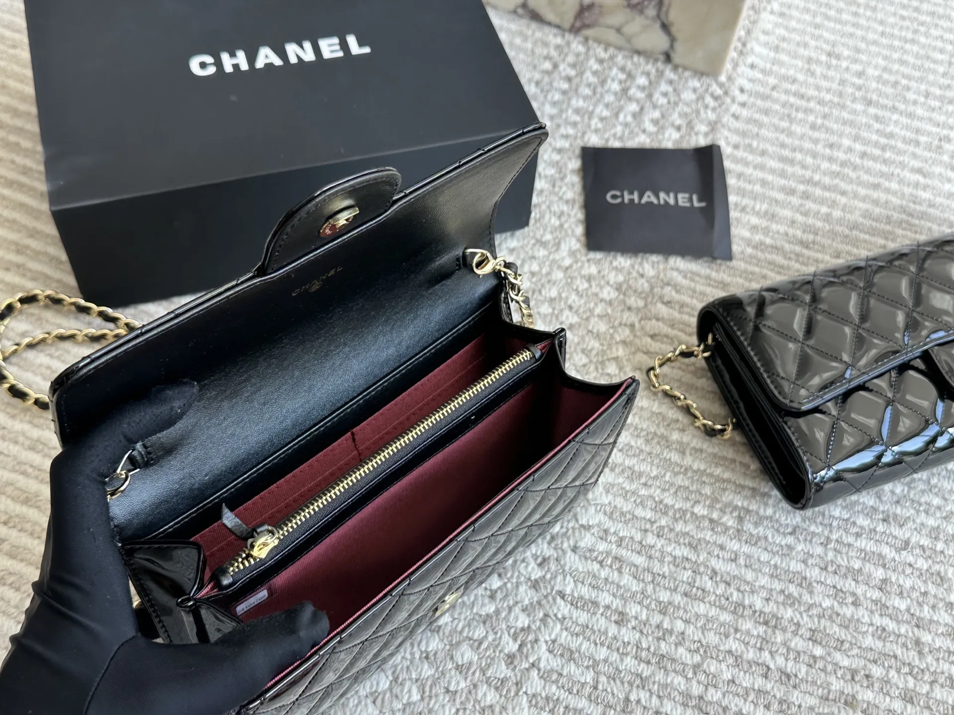 漆皮woc 💰 140 CHANEL 香奈儿发财 一款随身小包推荐给大家！香奈儿woc新款发财包 可斜挎单肩 链条可收入包内作为手包使用💪 上身后超显大气， 别看小小的 这个很能装哦 包内有卡位 拉链位 零钱位 小巧实用 人手必备 上身效果超好 尺寸20 13cm /22 12cm配折叠礼盒