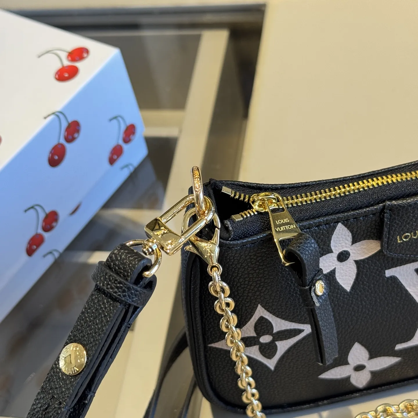 🅿️150✅牛皮系列🔜 顶级货🔥全钢五金‼️黑色印花牛皮系列～LV路易威登专柜爆款easypouch麻将包👸专柜同款～配链条和长带！走到哪都是回头率👍原版全牛皮🐂原版顶级全钢五金 完美走线 [得意]平时出门的东西都可以装！🎁原版折叠礼盒包装（size：20*12*3）