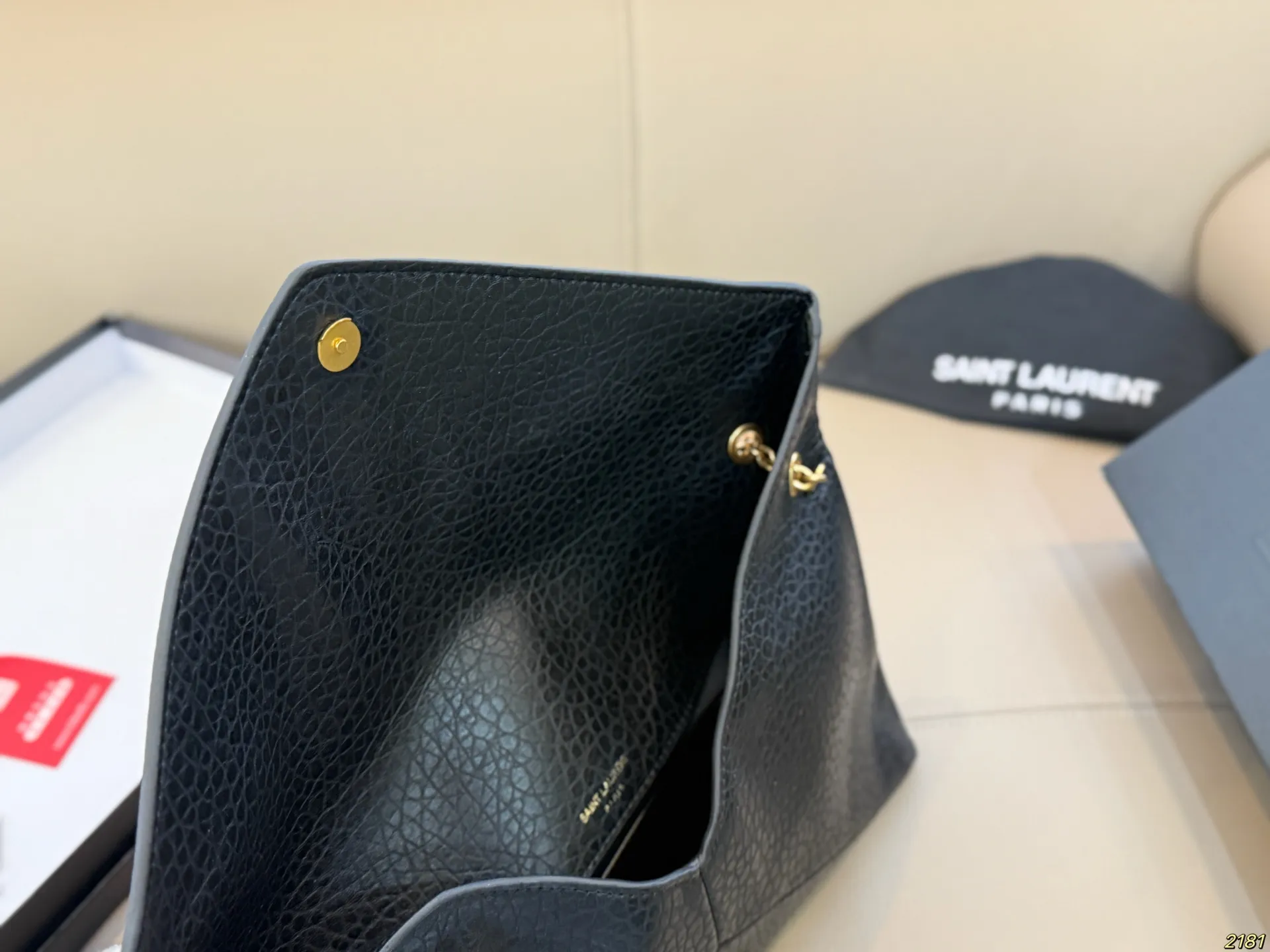 &yen;150/&yen;145配盒 圣罗兰 信封包 YSL 绵密的手感，轻便的包包 很有质感 可盐可甜 上身绝美 无可比拟 是每个追求漂亮的女孩必入单品 尺寸34 20/30 18