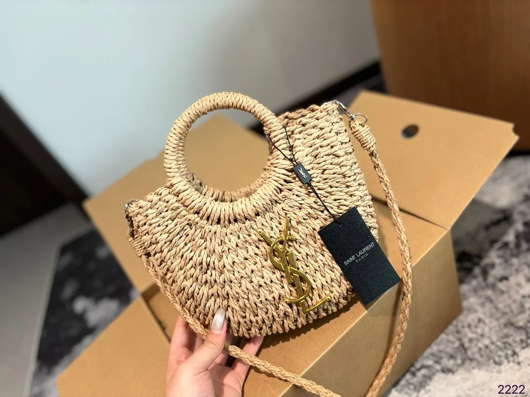 p105p100p90 圣罗兰 YSL绝美菜篮子 是背 YSL.阳光草编包的夏天啦 马上夏至了，来推荐这只YSL.阳光草编包 编织和皮革，清爽也文艺，让你也可甜可美。设计也非常实用，容量也大。 同款哦夏天怎么能少了草编包呢尺寸：32*7*20/28*6*17/20*5*14cm