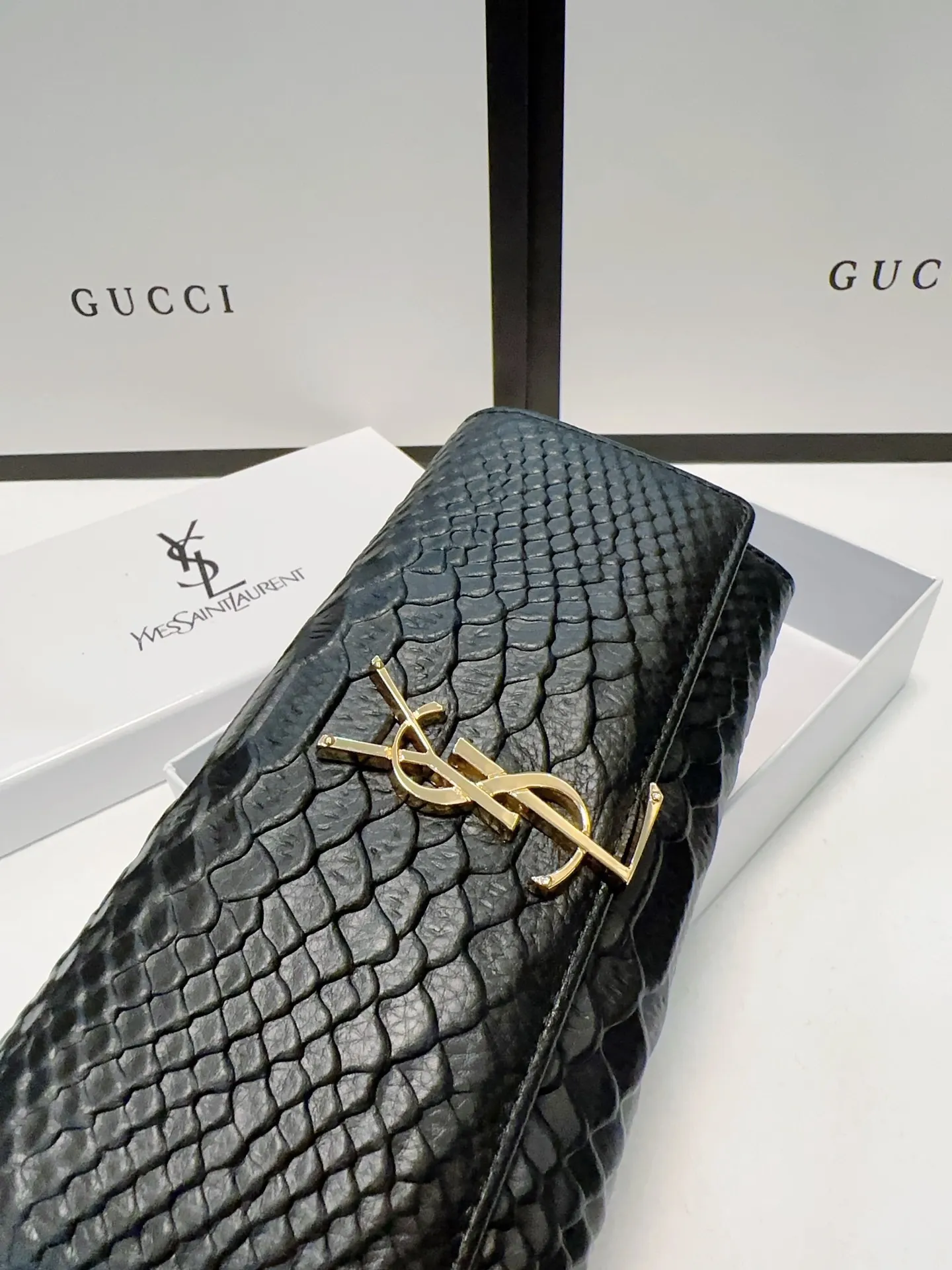 P95🎀🎀颜色 黑🎀尺寸 19x10🎀圣罗兰🆕款💕进口鳄鱼纹小牛皮质感一流👍独一无二风格，实用内阁超美超时尚美女必备单品🔥