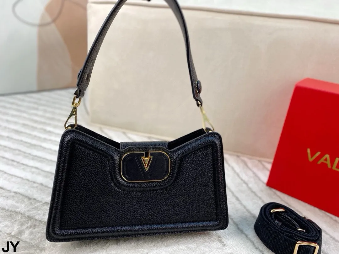 p150 折叠盒🎁 造型风格独特的斜挎包~华伦天奴 Valentino百搭经典精致的一只 真的超级无敌巨可爱 仙气满满 小姐姐日常必入款!尺寸:26*15