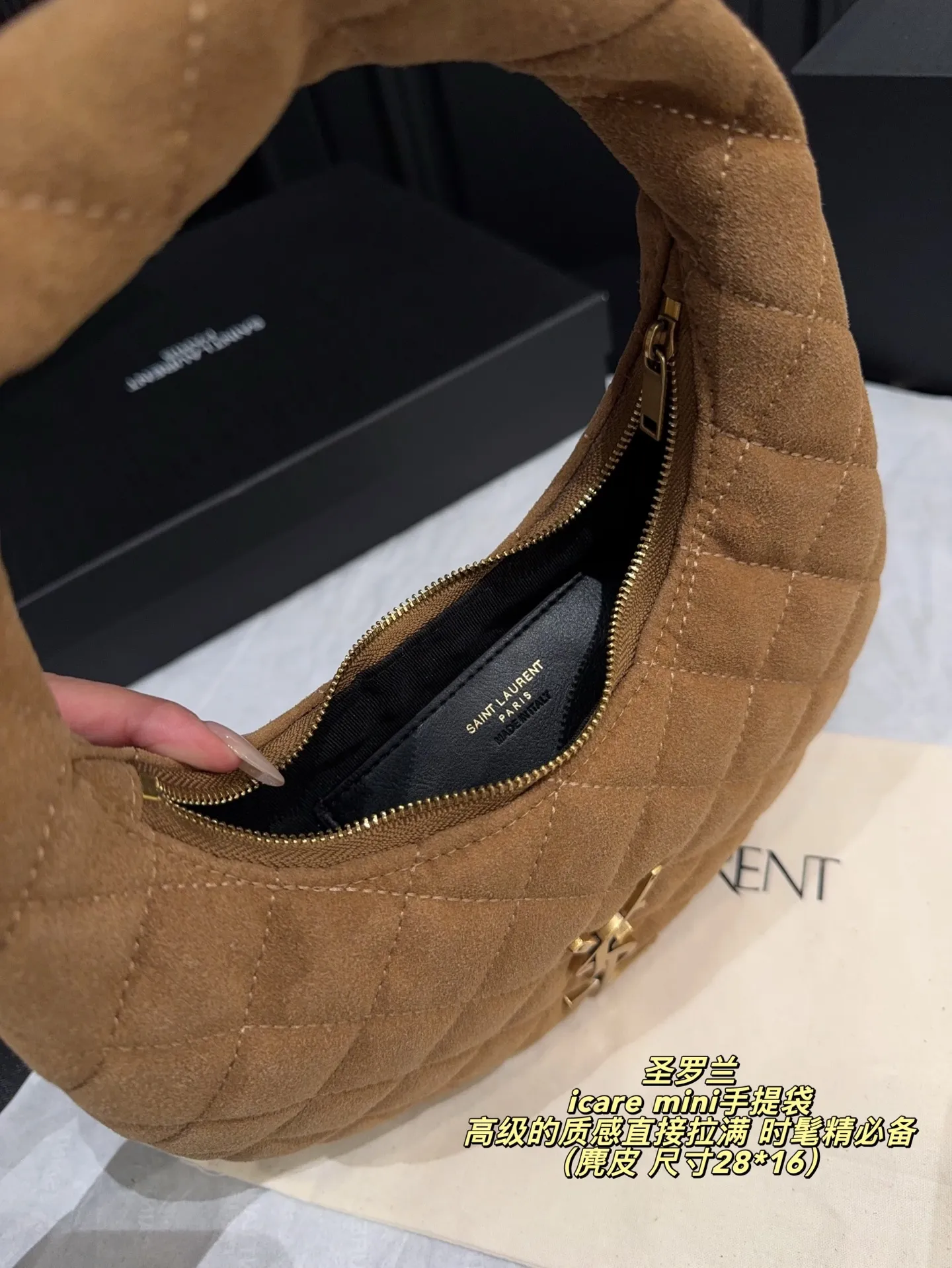 p200全套包装⚠️尺寸28*16 YSL 圣罗兰 icare mini手提袋 火遍全世界的Icare在万众瞩目的期待下 推出了超级可爱的Icare🖤🖤 高级的质感直接拉满🤍🤍 超轻手提包 来带精致的搭配体验