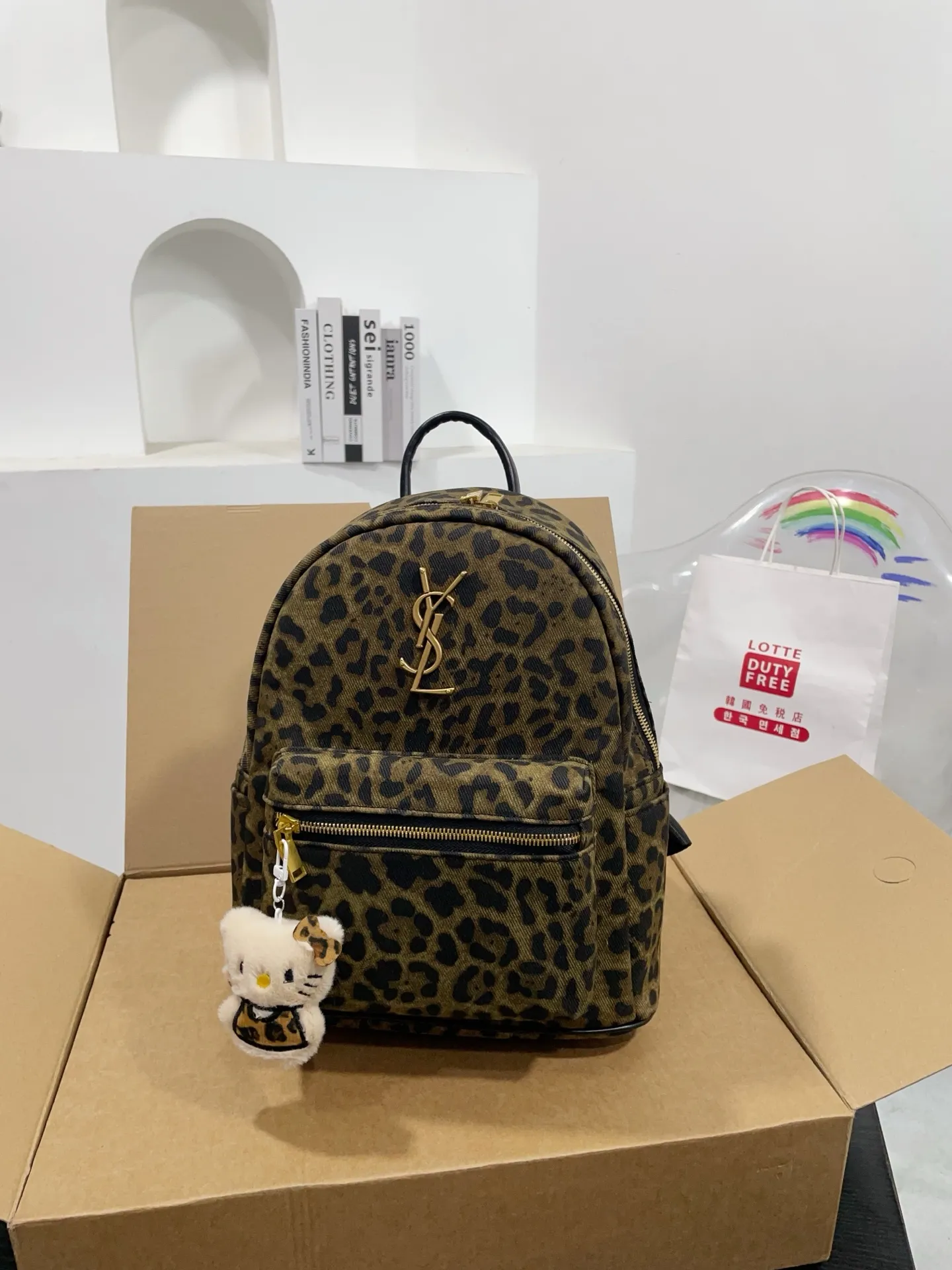 💰P150赠送挂件 圣罗兰双肩包 简单百搭 颜值高 日常出街首选 潮酷时尚女孩必入款 尺寸：26 31