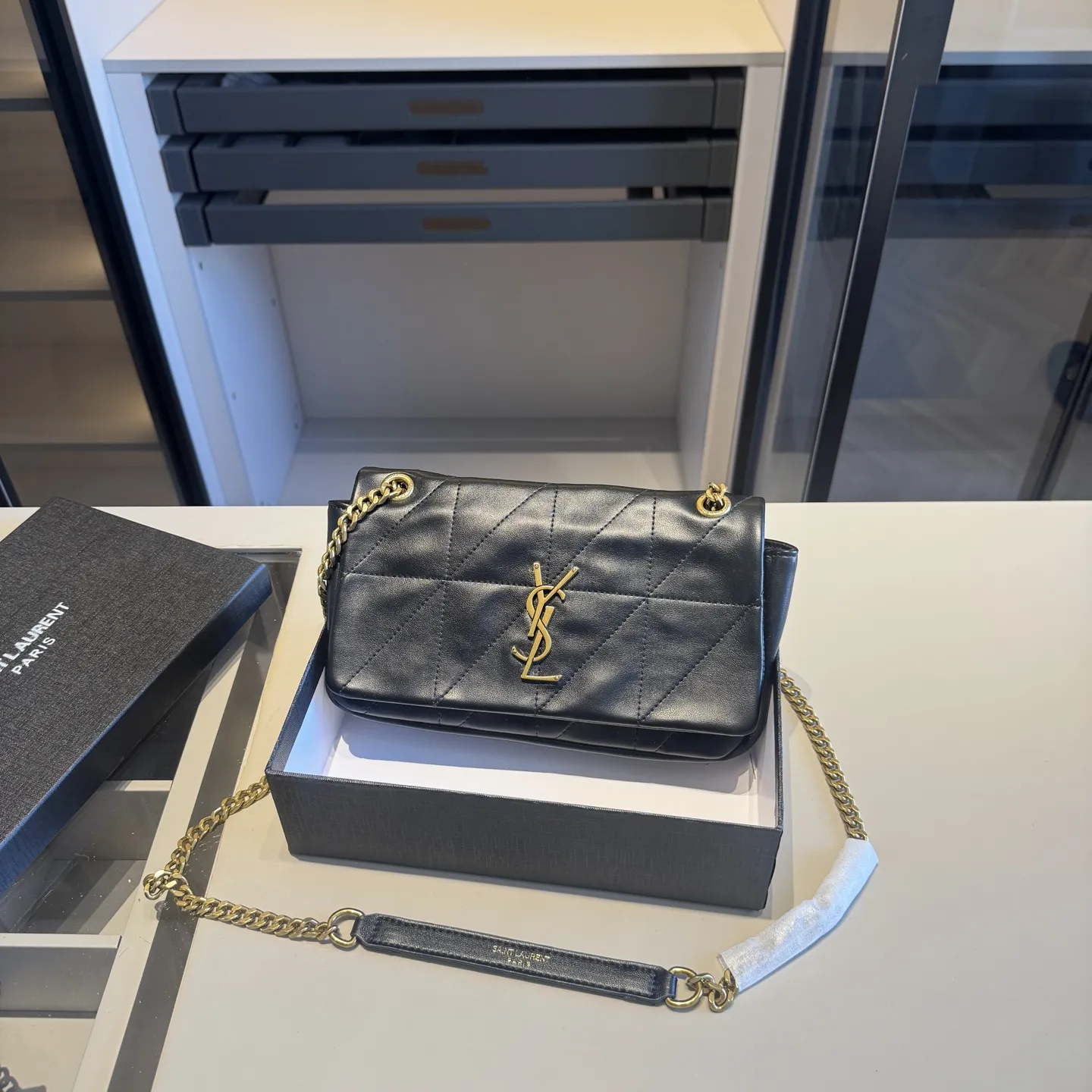 🅿️135✅新品推荐🔜 🔥YSL圣罗兰爆款jamie小号通勤包👍古力娜扎同款！链条包！大容量～非常实用[呲牙]走到哪都是回头率👍众多明星追捧的单品哦！超级有范儿！采用原版牛皮🐂五金都是原版材质哦！质感特别好👍品质堪比正品！上身效果超棒！🎁原版礼盒包装（size：25*14*6）