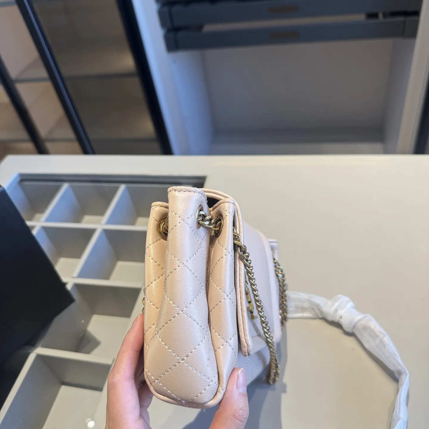 🅿️135✅新品推荐🔜 升级版~高端货🔥YSL圣罗兰爆款Nolita斜挎包~链条包!这款包超!级!火!👍各大明星追捧的爆款~采用原版五金配件!经典logo!顶级做工!面料采用牛皮面料!堪比专柜品质🎁原版折叠礼盒包装(size:18*13*5)