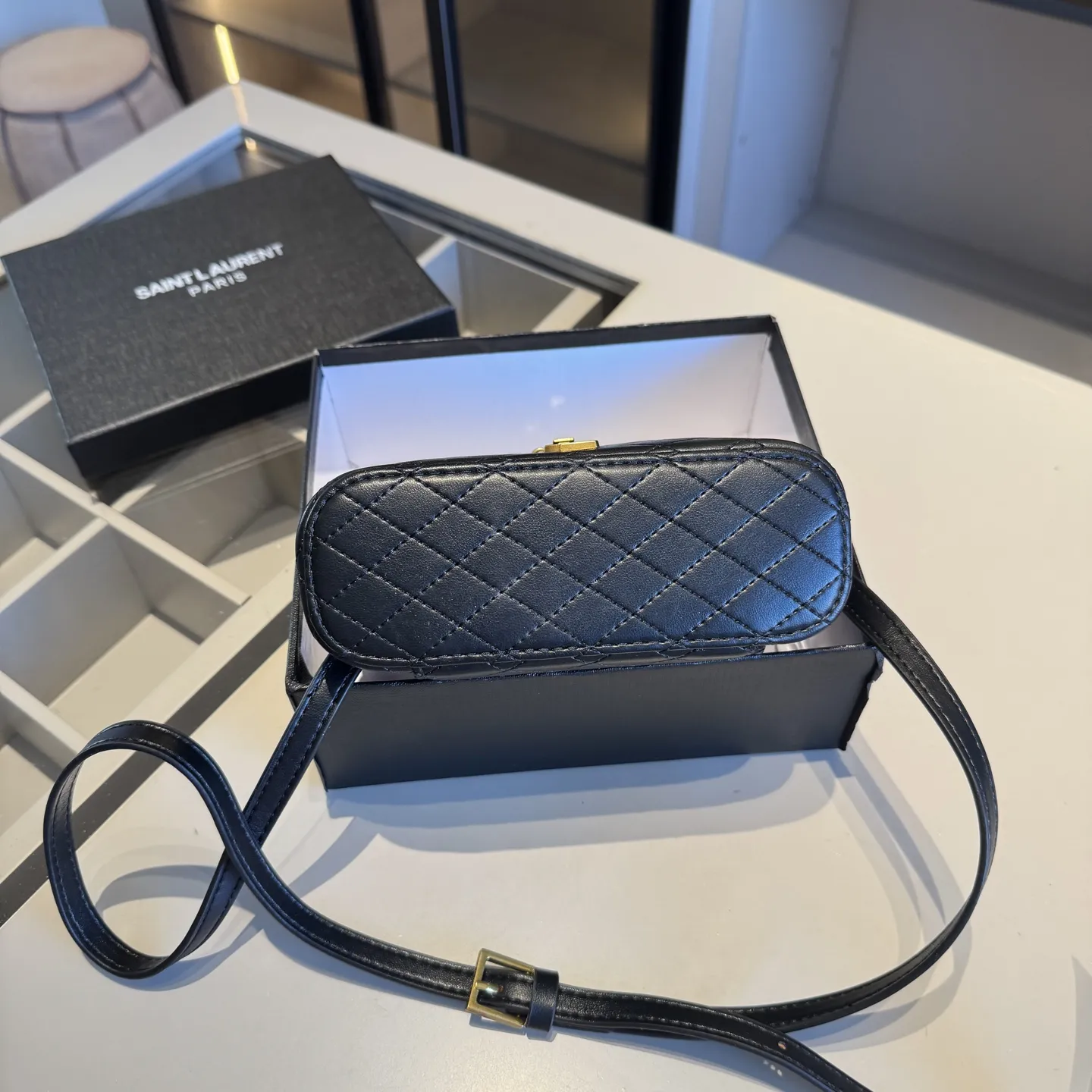 🅿️140✅新品推荐🔜 高端货🔥YSL圣罗兰新款化妆箱～box小盒子包👍明星同款！可手提可肩背～非常实用[呲牙]走到哪都是回头率👍超级有范儿！采用原版牛皮🐂五金都是原版材质哦！质感特别好👍品质堪比正品！上身效果超棒！原版礼盒包装🎁（size：18*11*6）