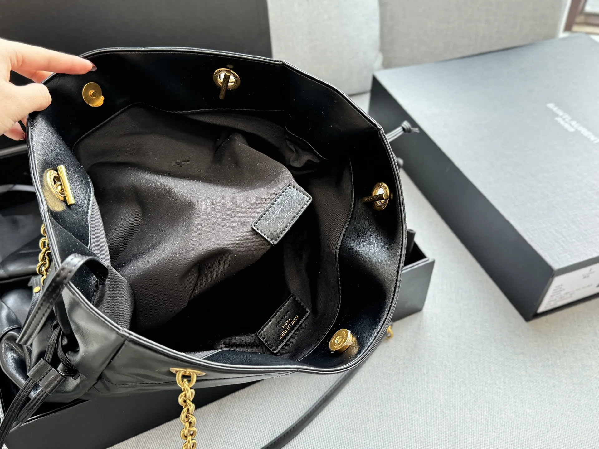 💰225 折叠盒 size:34×33 圣罗兰 YSL Jamie 福袋包 托特包Tote包购物袋单肩包 选YSL福袋包准没错!背上是一眼心动的时尚范儿,包里藏着惊喜,连‘袋’本身都是百搭利器,相当于把精致和好运一起背在身上~ 宋佳同款福袋包! 松弛有度的时尚,手袋的精致设计,不仅能够完美收纳你的日常所需,更是一种生活态度的展现。松弛有度,既不失优雅,又充满个性。