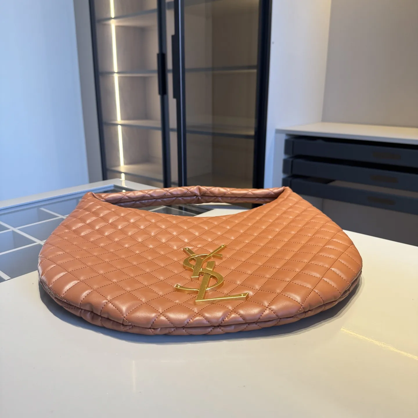 🅿️160✅新品推荐🔜 🔥YSL圣罗兰专柜新款Lcare hobo 腋下包👍这款包超!级!火!👍各大明星追捧的爆款~采用原版五金配件!经典logo!顶级做工!面料采用牛皮面料!超大容量!堪比专柜品质(size:44*34)