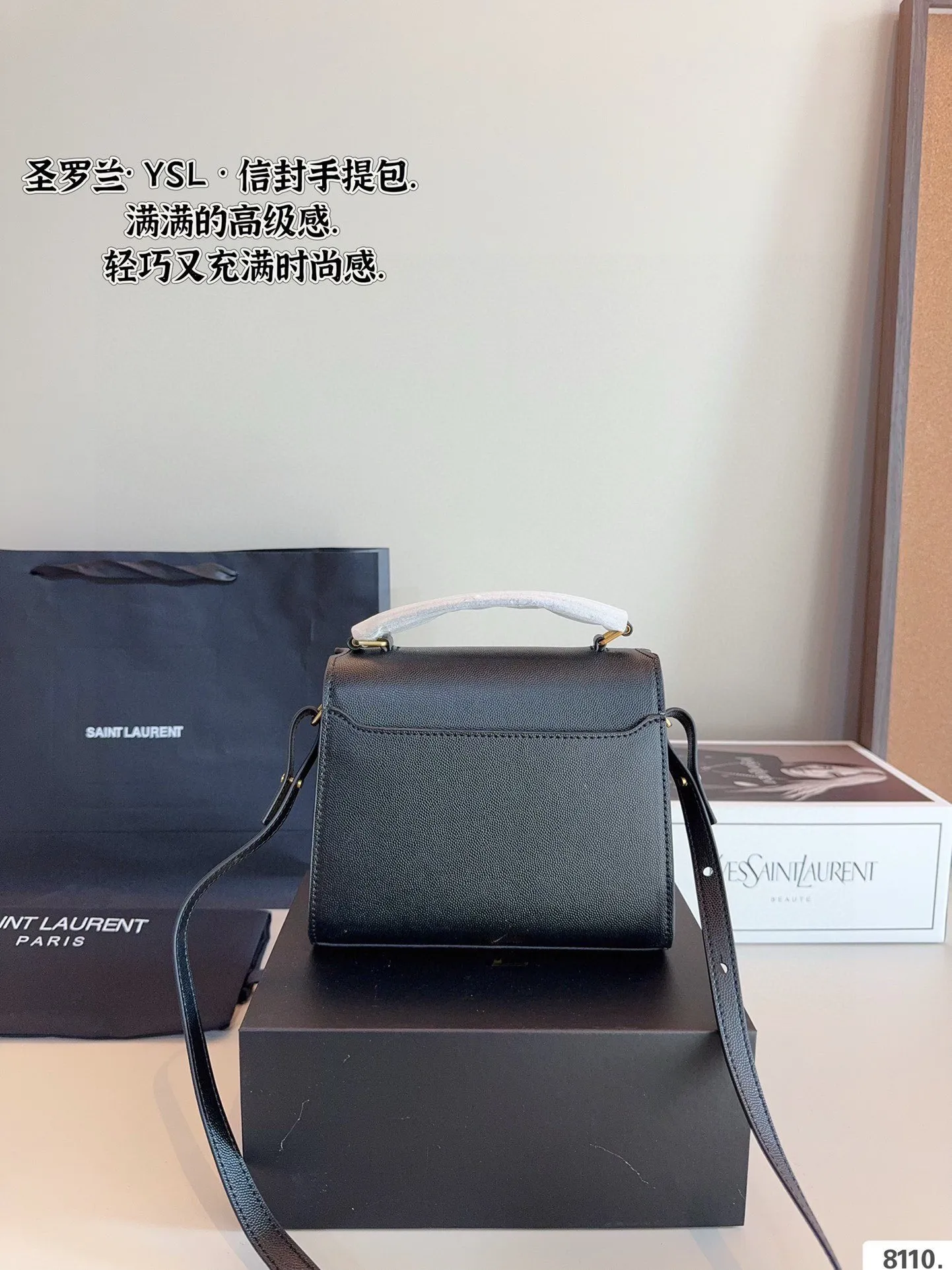 p175配礼盒🎁. 圣罗兰YSL cassandra 手提邮差包 简约才是百搭公式。 复古又时髦,妥妥的街拍神器。 出街通勤都可。 容量很大,可肩背、斜挎。 搭配很显高级感。 是帅气女孩不可缺少的一款经典存在。尺寸:20*8*16cm