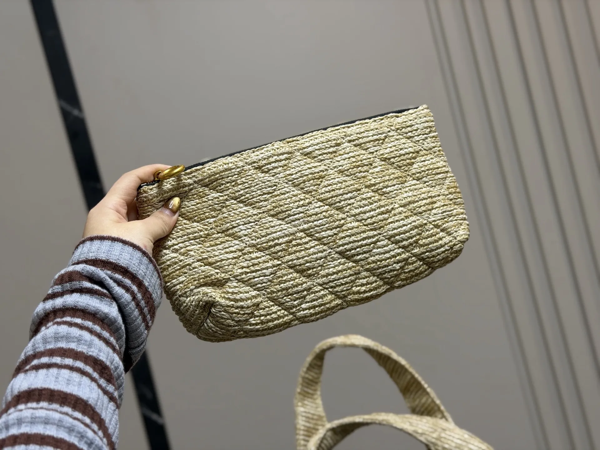 ¥180 size:38*35cm 圣罗兰新款购物袋太可了吧 YSLGabv绗缝纹路购物袋 大tote感觉太温柔了吧! ⚠️原版大标