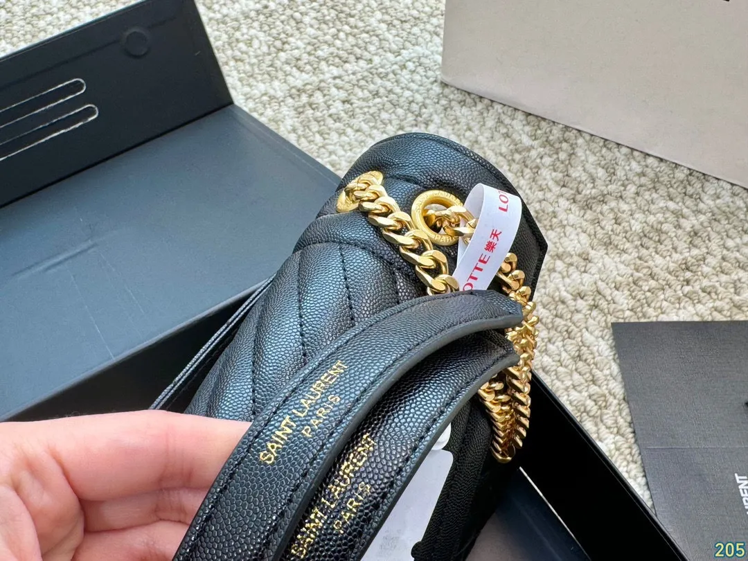 大号¥155折叠盒 圣罗兰YSL Envelope信封包 简约才是百搭公式。 复古又时髦,妥妥的街拍神器。 出街通勤都可。 容量很大,可肩背、斜挎。 搭配很显高级感。 是帅气女孩不可缺少的一款经典存在。 尺寸大号31 21