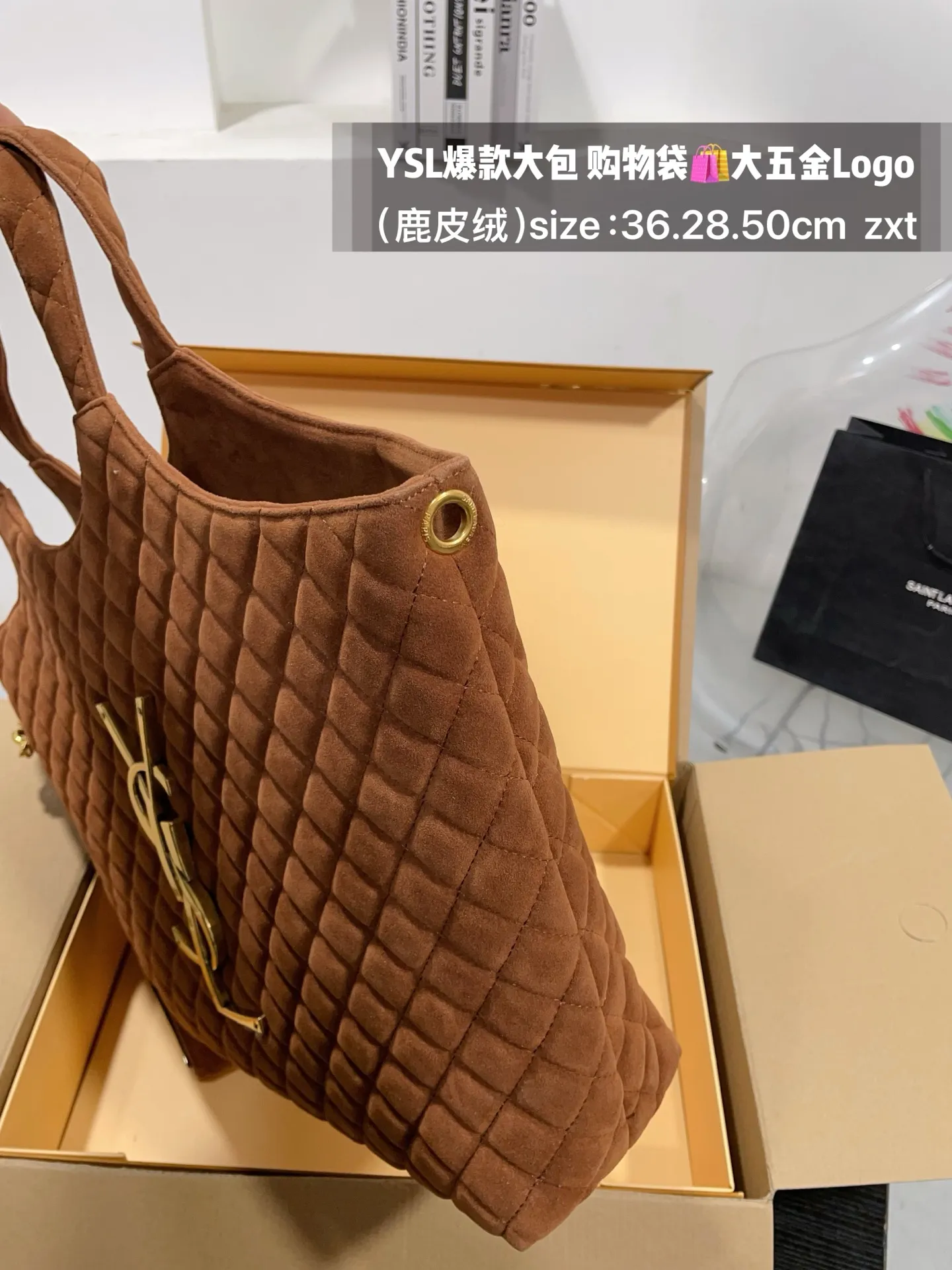 👑💰185无盒 size：底36.28.50cm YSL爆款大包 购物袋🛍️ 大五金Logo终于做到与原版大小一致💪 高级感满满👍圣罗兰 复古菱形格子与 巨大LOGO五金 璀璨而大气☄️ 最重要是一包当2包用、 中间链子往两侧一收 可以变换造型 配有小包一个 （五金全套对版带LOGO）