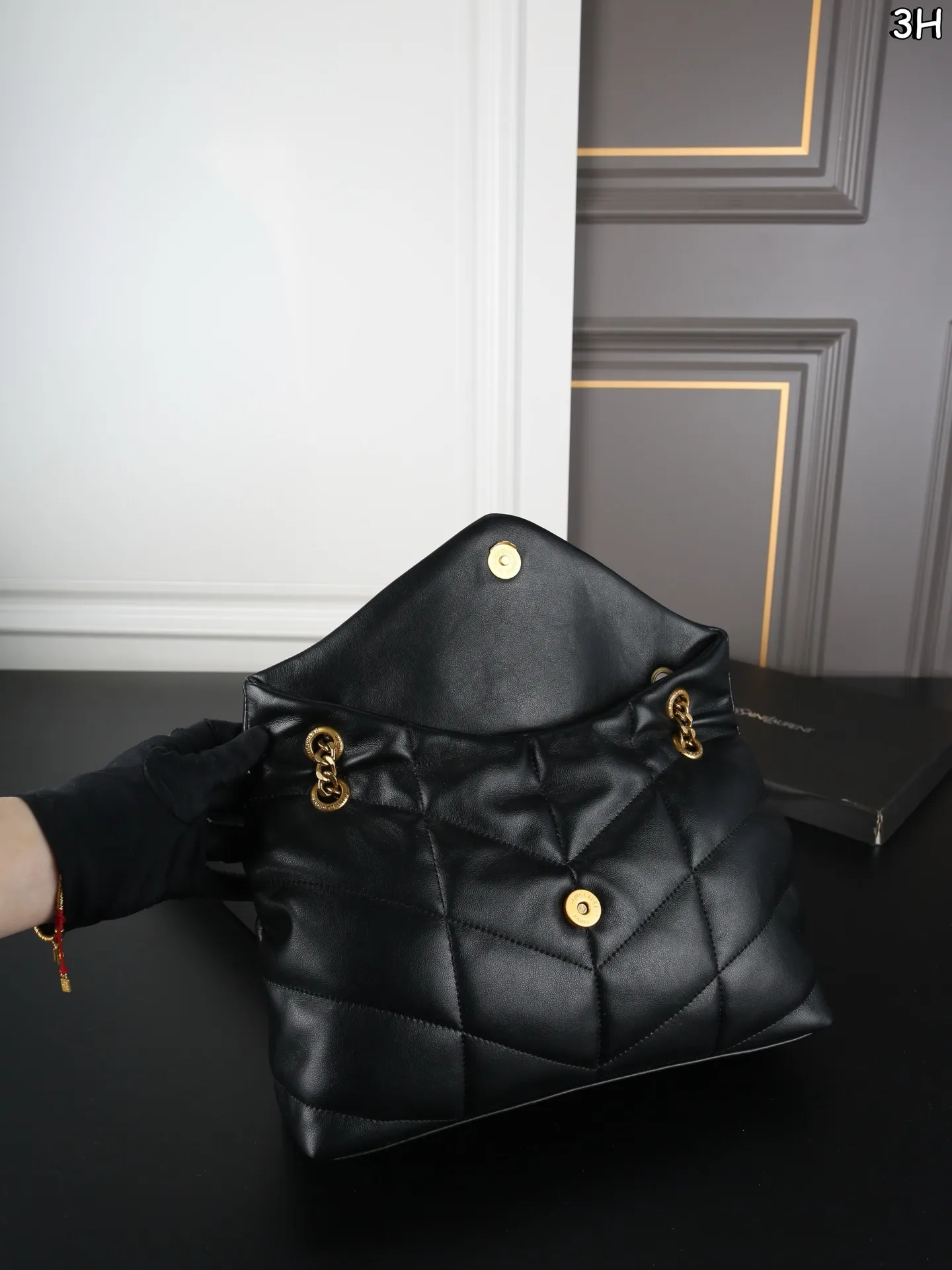 P120 天地盖 圣罗兰 YSL 云朵包 斜挎单肩包 可盐可甜, 是那种复古金色,很高级很洋气哇。 女性理想的日常出行良伴。从休闲时光到较正式场合,它总能为正装造到更添一抹个性态度。ysl云朵包的设计简洁大方,时尚又不失个性,无论是日常搭配还是出席派对,都能让你成为最闪耀的那一颗星! 尺寸:28×18