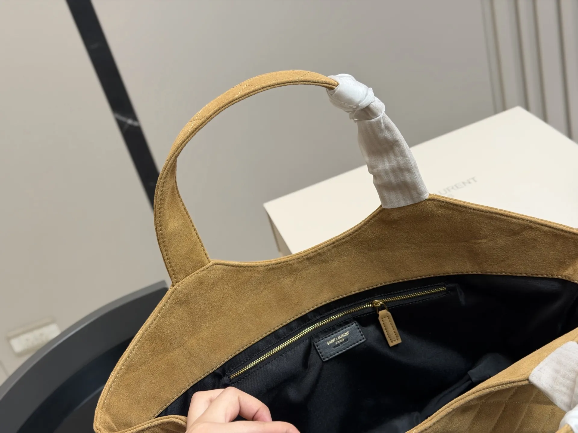 &yen;260 折叠盒飞机盒 size：30*28cm 圣罗兰新款购物袋太可了吧 YSLGabv绗缝纹路购物袋 大tote感觉太温柔了吧! ⚠️原版大标