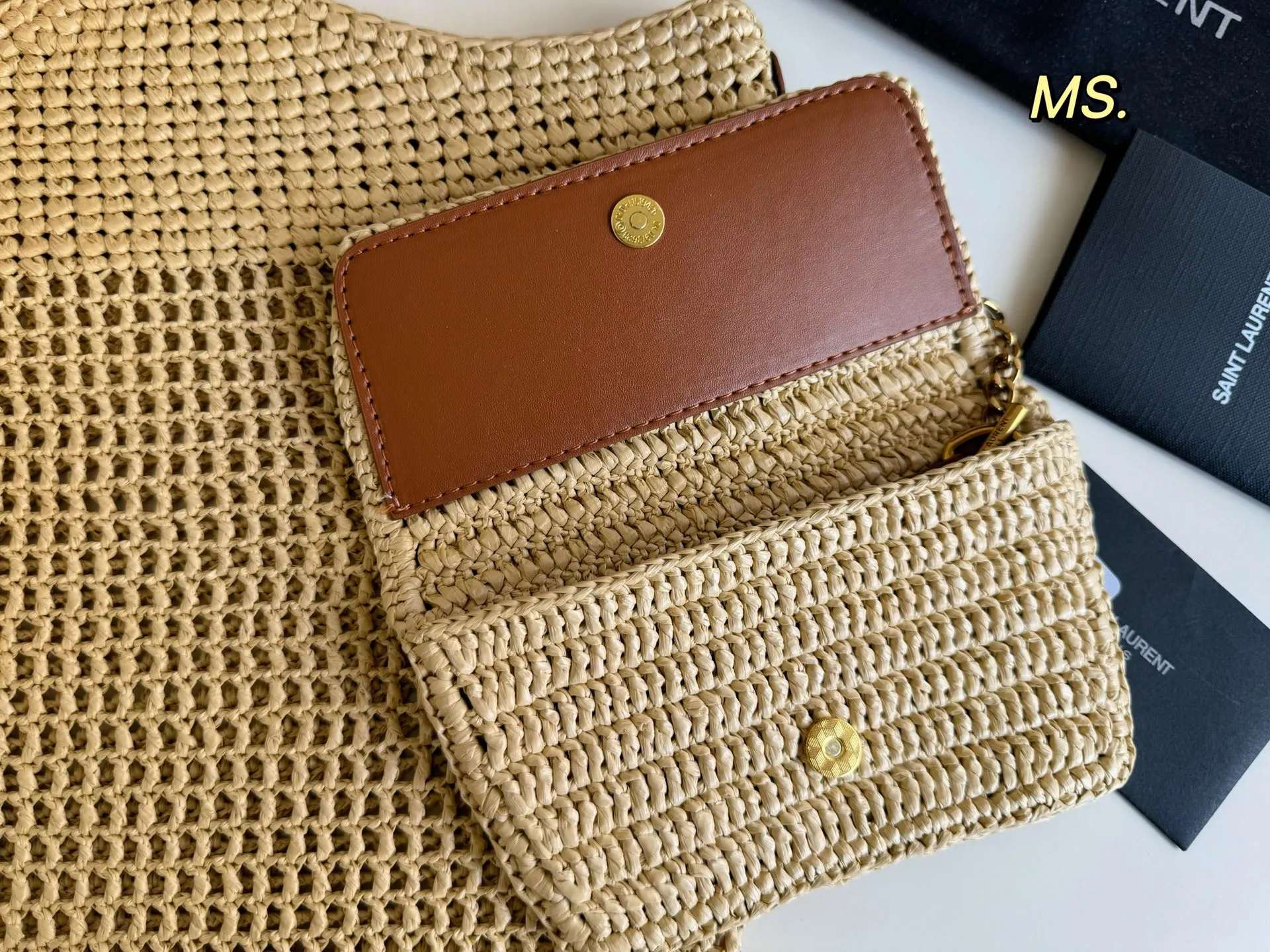 P200（配盒） size：38&times;41 YSL圣罗兰草编子母托特包💕 超大空间 配零钱包✔️ 大logo搭配草编工艺～ 别有一番风味 ，巨轻盈 慵懒随性，自在随心❗️❗️
