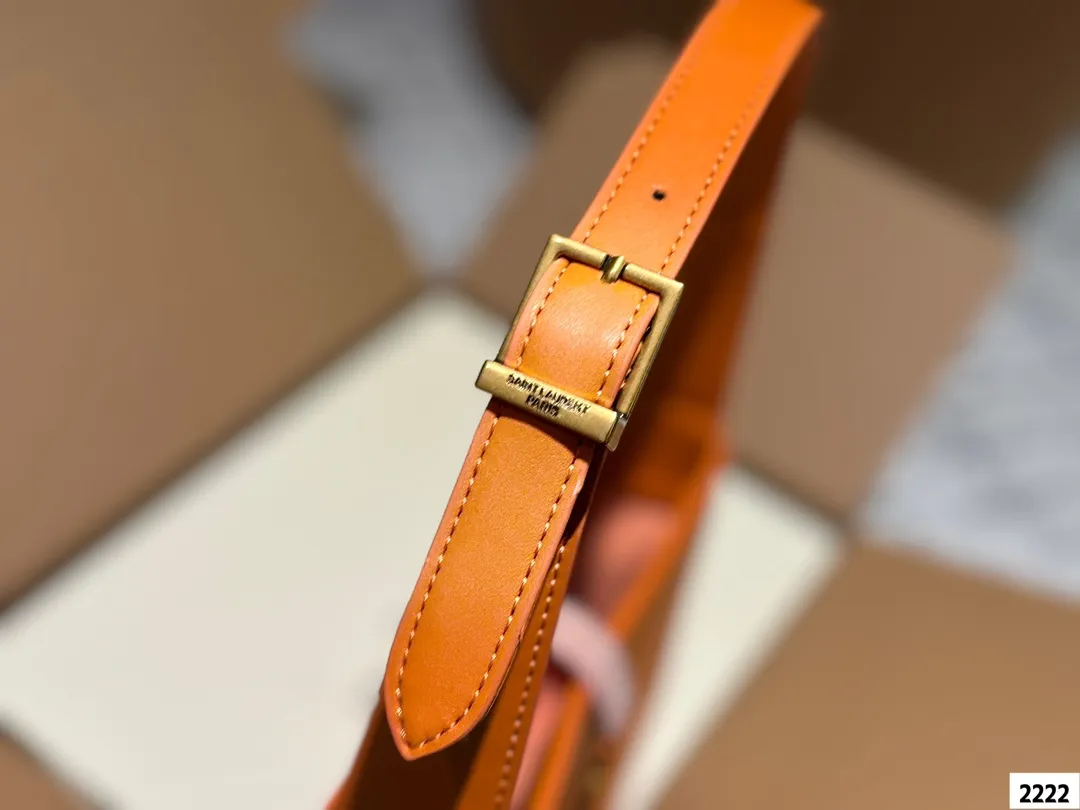 P125 YSL圣罗兰hobo腋下包, 今天的这只方方正正的腋下包又是满满的惊喜呀摸_上去皮质丝滑触感让人一不小心就上瘾除了好质感设计也十分特别以70年代复古手提包为灵感,融入「Rive Gauche左岸精神」,干净的包身以金属扣饰点缀包包极简的外形加上经典品牌logo,完美的搭配,非常的时尚百搭!尺寸:25 14