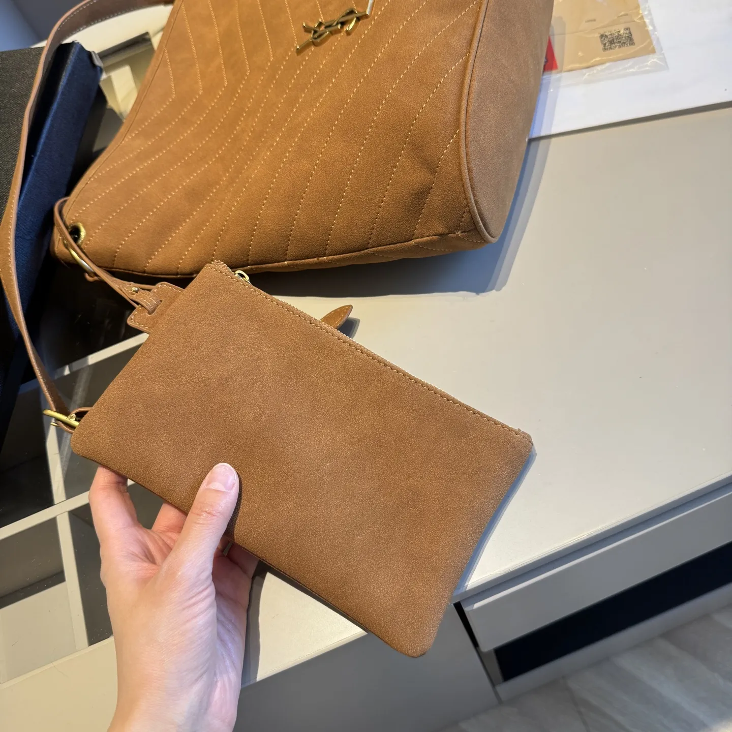 🅿️135✅新品推荐🔜 高端货🔥YSL圣罗兰新款NIKI水桶包👍配内胆小包‼️明星同款！大容量～非常实用[呲牙]走到哪都是回头率👍超级有范儿！采用原版麂皮面料！五金都是原版材质哦！质感特别好👍品质堪比正品！上身效果超棒！原版礼盒包装🎁（size：24*30*10 上口31 小包21*12）