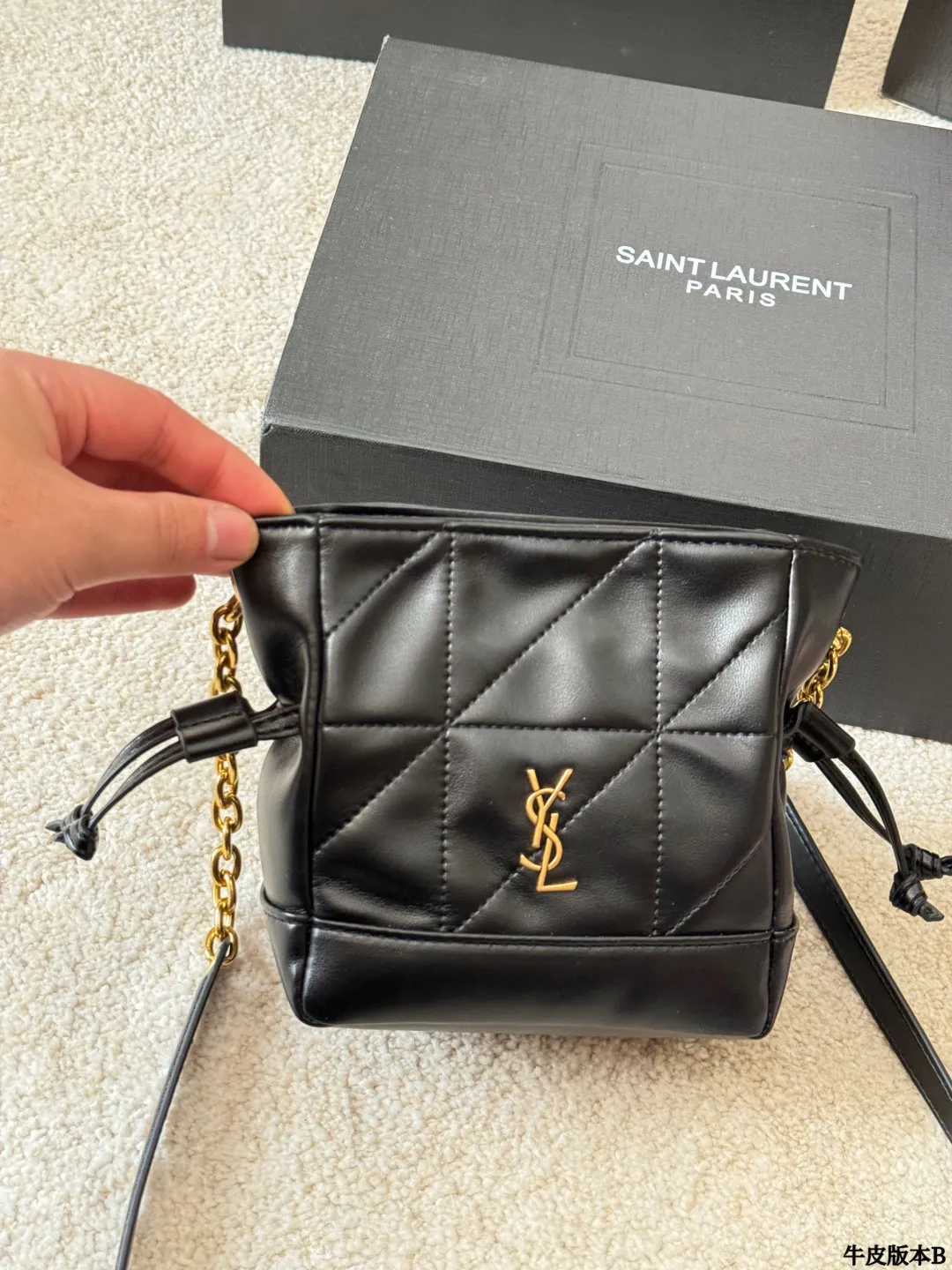 牛皮版本 p145 YSL 圣罗兰｜Jamie 4.3 Pochon 这个款式热度很高，黑金配色高级，包型时尚，容量足够，万物可装，坚版包型上身修长身形，自带慵懒感！ 包包采用柔软纳帕皮革，皮面光滑亮泽细腻，质感轻盈，超高工艺的对格绗缝。链条可收紧，营造出抽绳包 版的廓形，整体高雅精巧！ 里面还有一只可拆卸手拿包，功能性超高又很好看的包 款，N多种背法：手提或手拿，腋下背，斜背都 尺寸 15cm