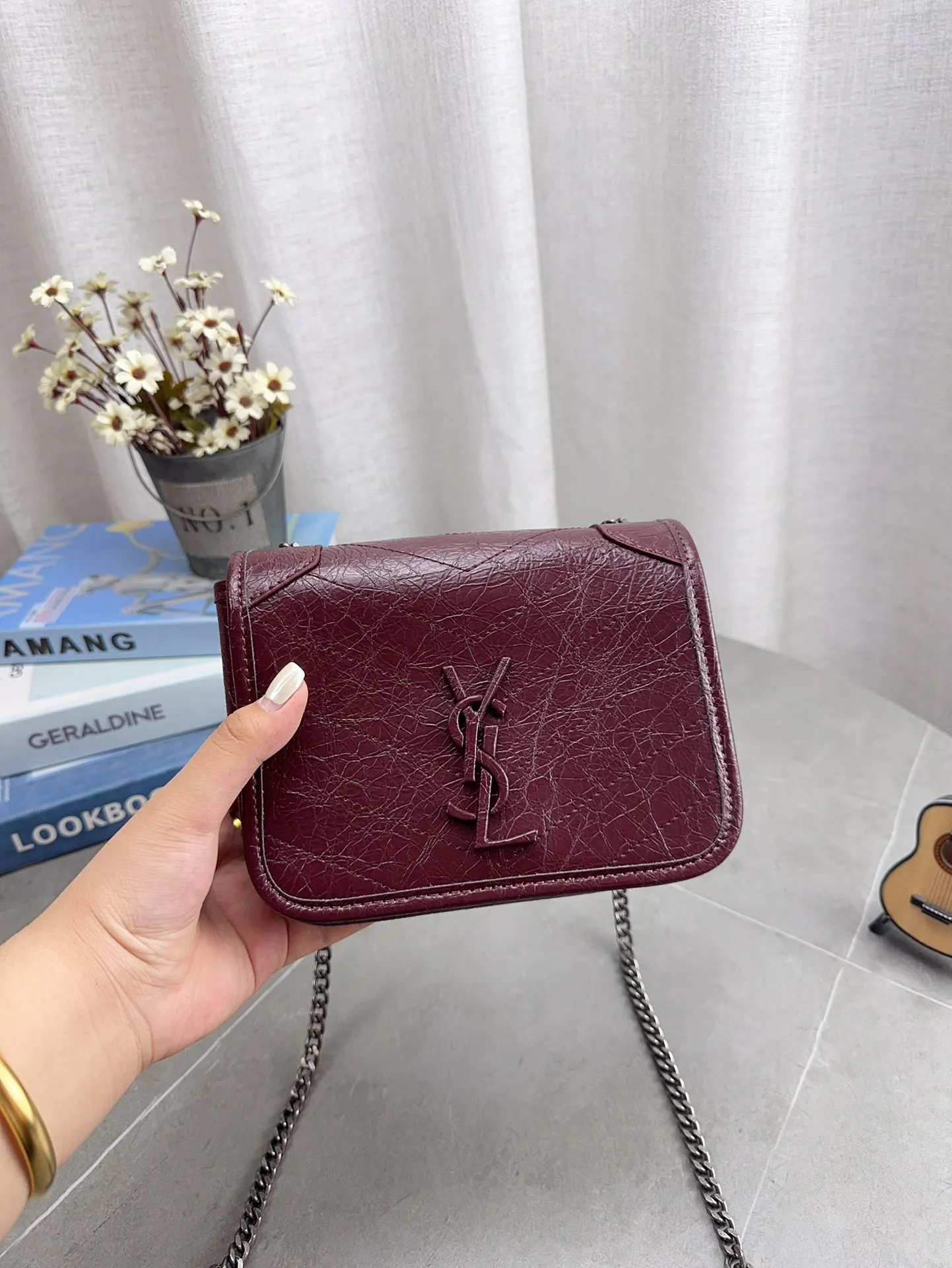 折叠飞机礼盒包装 🎉高品质ysl 圣罗兰 niki 邮差链条包 出去逛一天什么都可以放进去 流浪背法也很好看 黑色真的是跟各种颜色的衣服都很搭 之前一直在Onthego和这个之间犹豫 最后感觉没选错 五星推荐 迷你尺寸：19*14cm p150