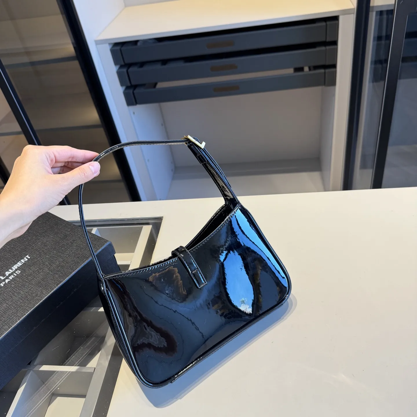 🅿️135✅新品推荐🔜 升级版🔥YSL圣罗兰专柜爆款hobo腋下包！漆皮系列！明星同款！到哪都是回头率👍专柜同款哦！品质堪比正品！进口牛皮面料🐂外出轻便实用！原版顶级五金！🎁原版礼盒包装（size：24*15*6）