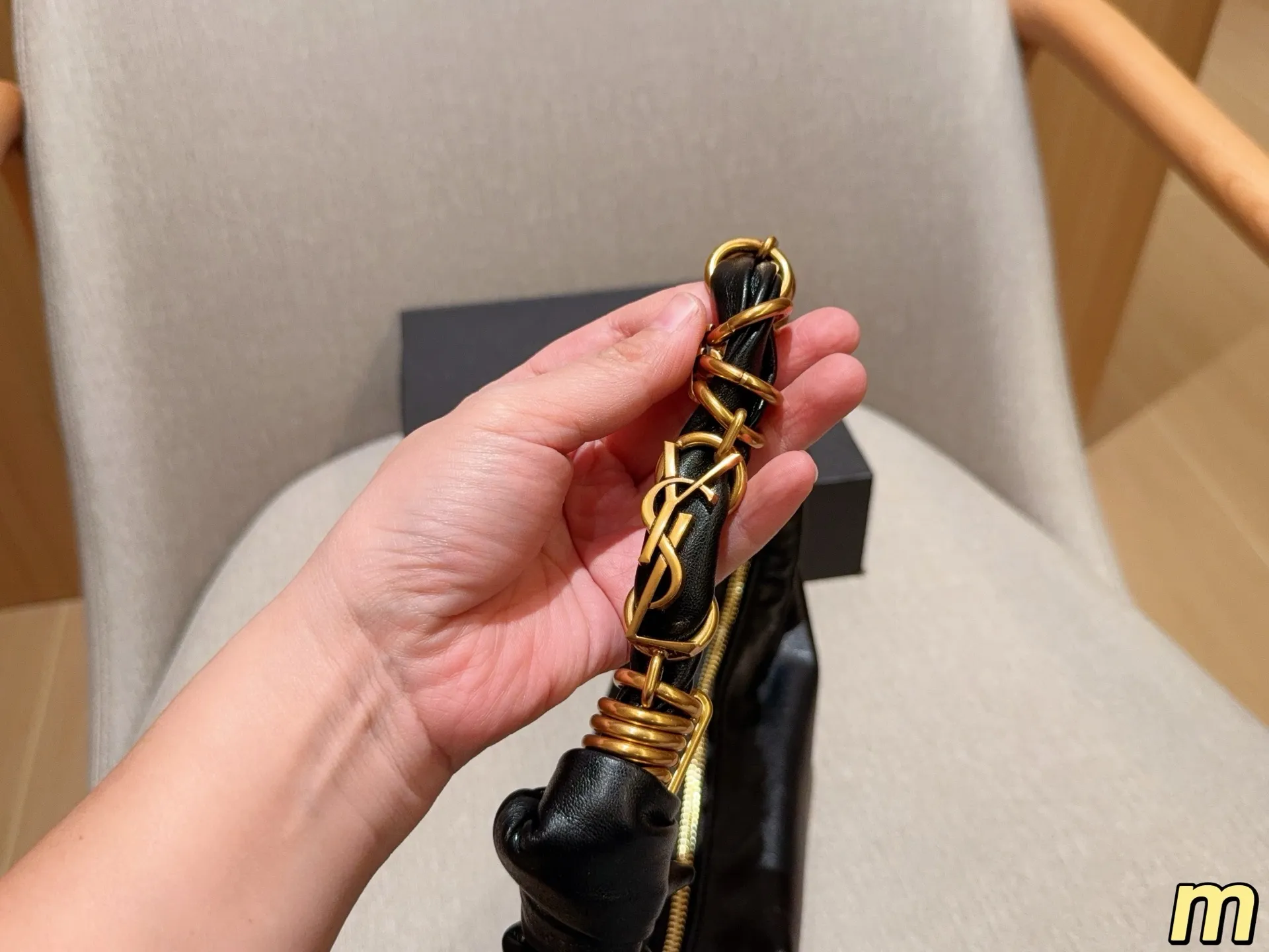 💰135 圣罗兰YSL AMALIA腋下包 柔软慵懒随性“牛角包”造型,超有法式氛围感!肩带是金色YSL字母链条交织,辦识度满分-。拉链开合,内部空问能装手机、钱包等日常小物,手提或腋下背都很时髦,轻松打造松弛感穿搭~ 尺寸39×13 礼盒包装🎁