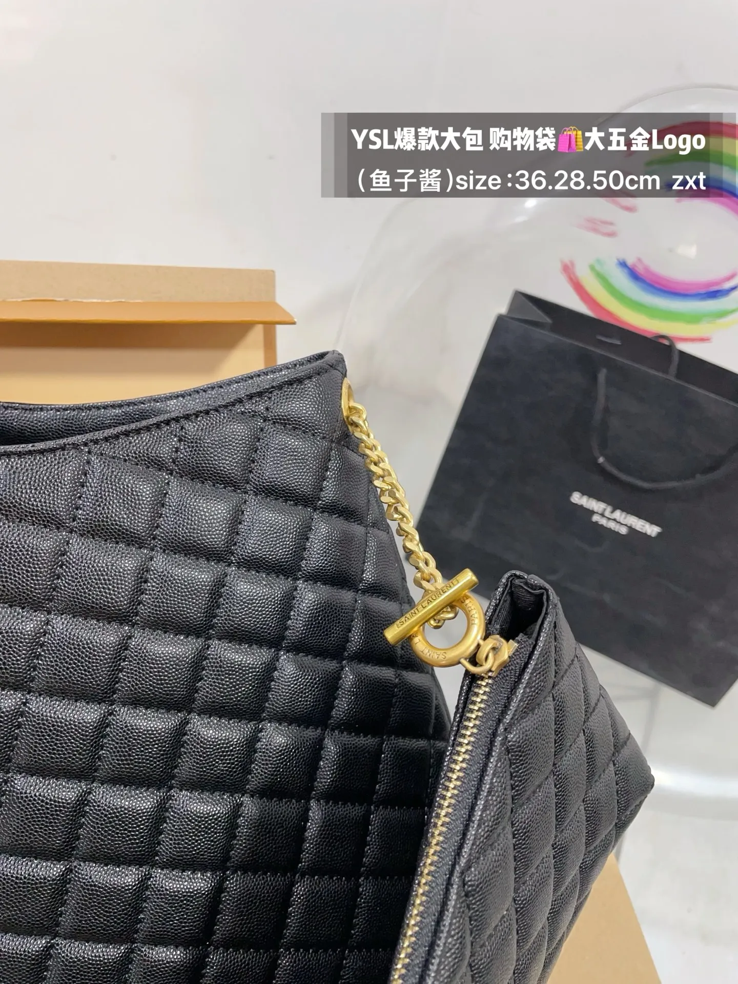 👑💰175无盒 size:底36.28.50cm YSL爆款大包 购物袋🛍️ 大五金Logo终于做到与原版大小一致💪 高级感满满👍圣罗兰 复古菱形格子与 巨大LOGO五金 璀璨而大气☄️ 最重要是一包当2包用、 中间链子往两侧一收 可以变换造型 配有小包一个 (五金全套对版带LOGO)