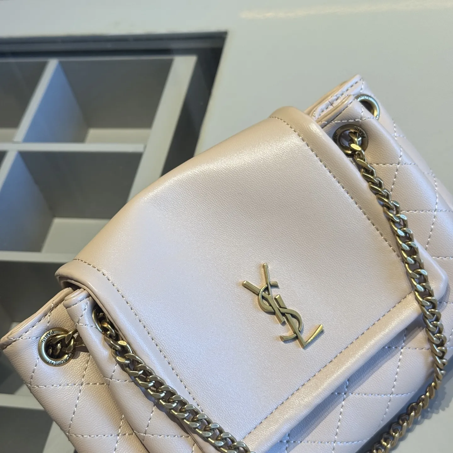 🅿️135✅新品推荐🔜 升级版～高端货🔥YSL圣罗兰爆款Nolita斜挎包～链条包！这款包超！级！火！👍各大明星追捧的爆款～采用原版五金配件！经典logo！顶级做工！面料采用牛皮面料！堪比专柜品质🎁原版折叠礼盒包装（size：18*13*5）