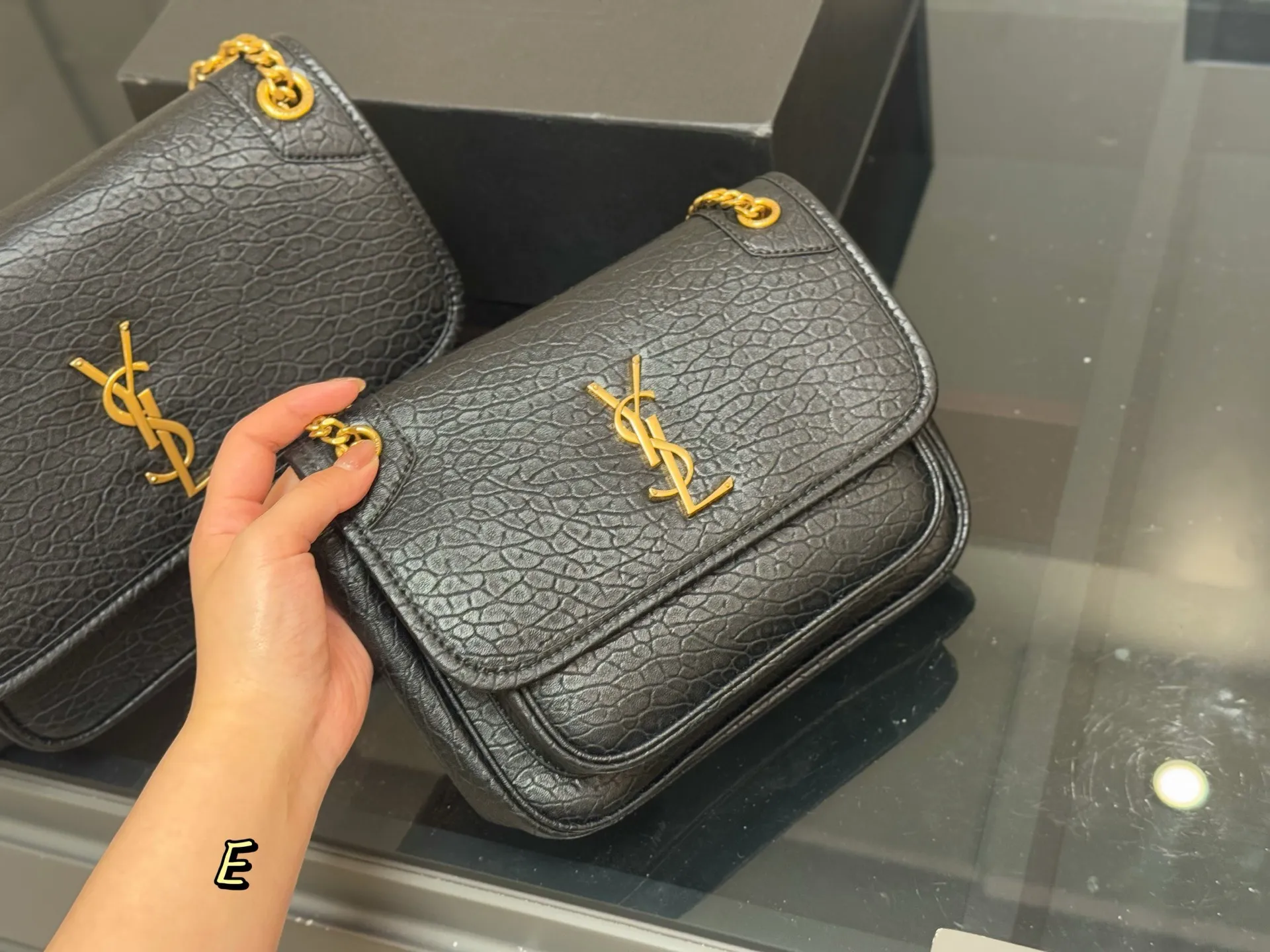 ¥190 ¥200 配盒 size:22*18cm(小) 28*22cm(大) 千呼万唤的 圣罗兰法棍niki终于到新尺寸啦 高订版 niki ysl niki 皮料软糯质感✔️ 强力推荐我们家的Niki