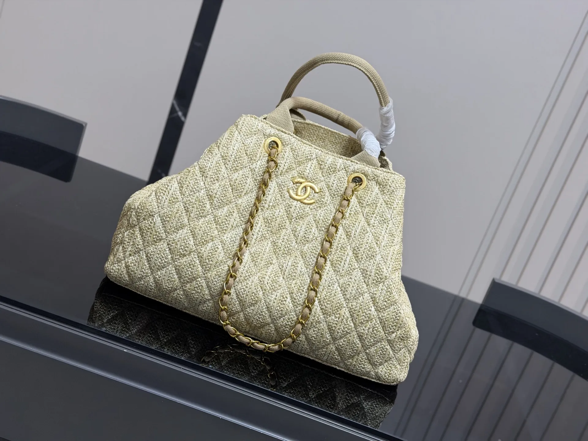 &yen;170 香奈儿CHANEL 链条托特包 复古优雅 香奈儿CHANEL 链条托特包 复古优雅 满满的高级感 大小适中 容量感人 休闲正装皆可轻松驾驭 尺寸:40.27cm