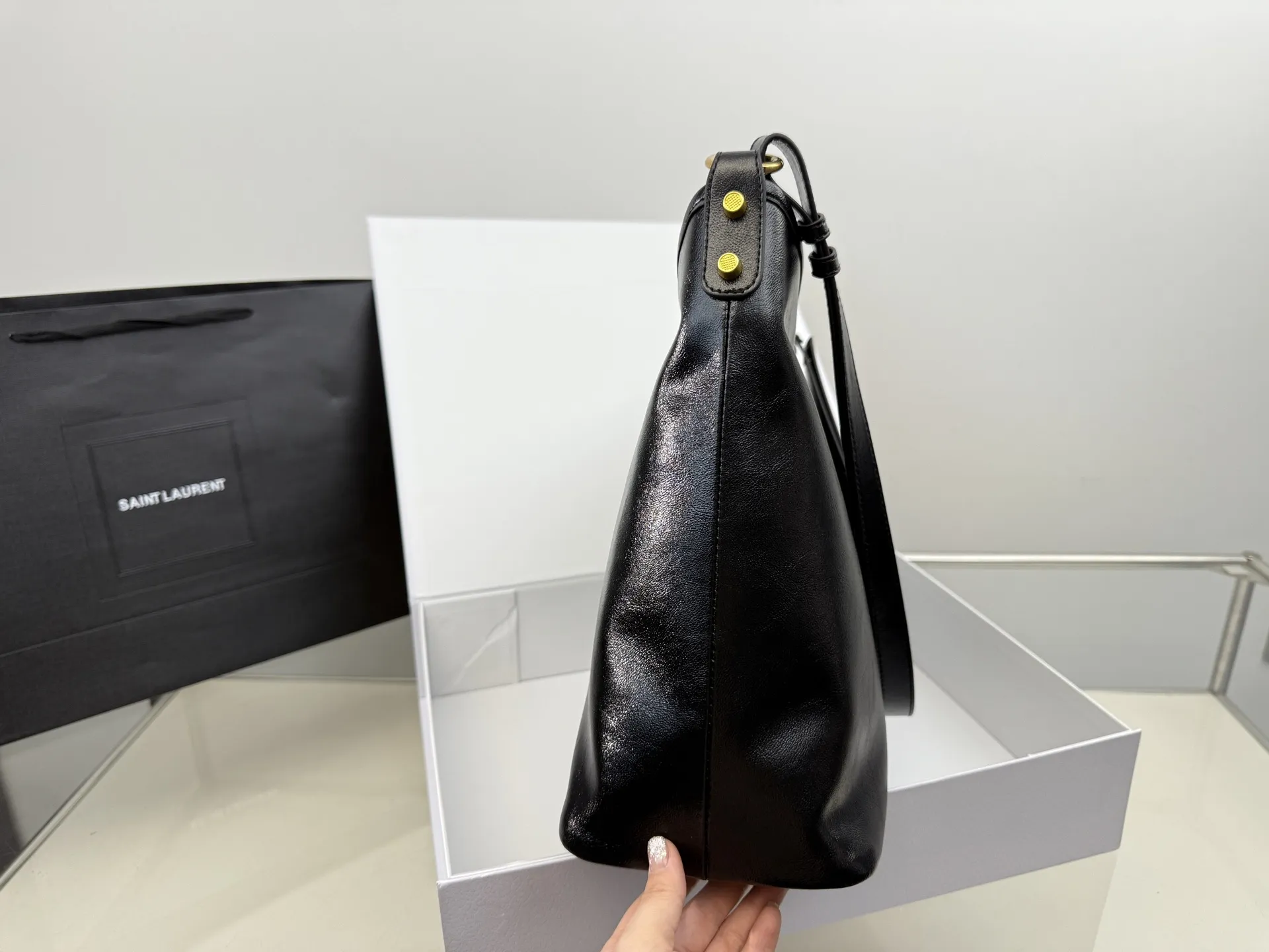 (无盒⚠️)p175 圣罗兰油蜡皮黑银hobo腋下包购物袋酷酷女孩的本命包包!出门逛街旅游随便背size:36*36cm