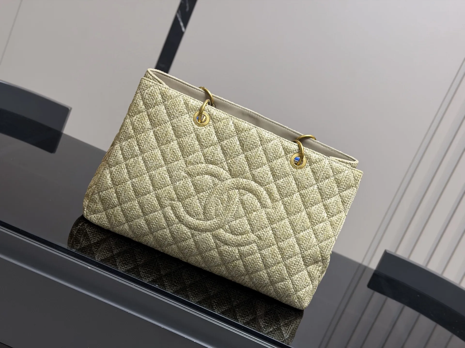 &yen;180 香奈儿GST 一包难求系列 通过各种渠道购入正品开发复刻 原厂小牛皮压荔枝纹颗粒 专柜同步纯钢制五金 容量极大 各种场合均适用 版型超赞👍 出门必备尺寸：38.24cm