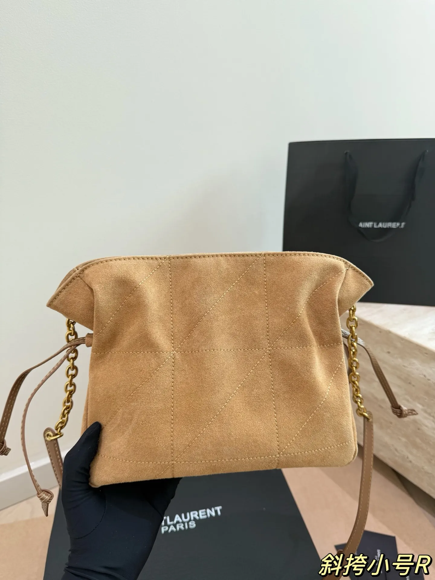 P170 配礼盒🎁 圣罗兰YSLJamie小福袋 麂皮 背起来真的太有feel。 圣罗兰 最低调, 简洁大气啦! 尺寸24.19cm