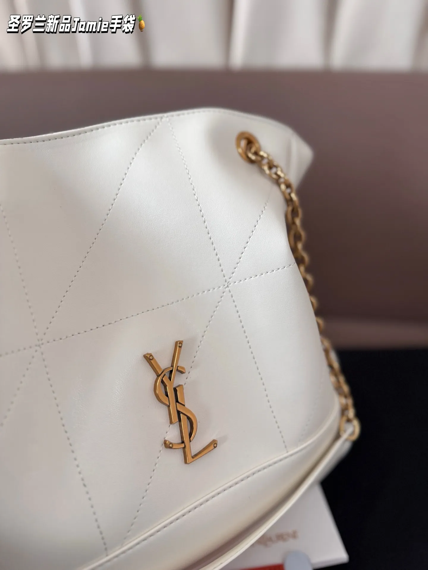 小P205 配盒子 圣罗兰新品Jamie手袋，松弛有度的时尚，YSL新品Jamie大号手袋，手袋的精致设计，不仅能够完美收纳你的日常所需，更是一种生活态度的展现。松弛有度，既不失优雅，又充满个性。尺寸 小25*27