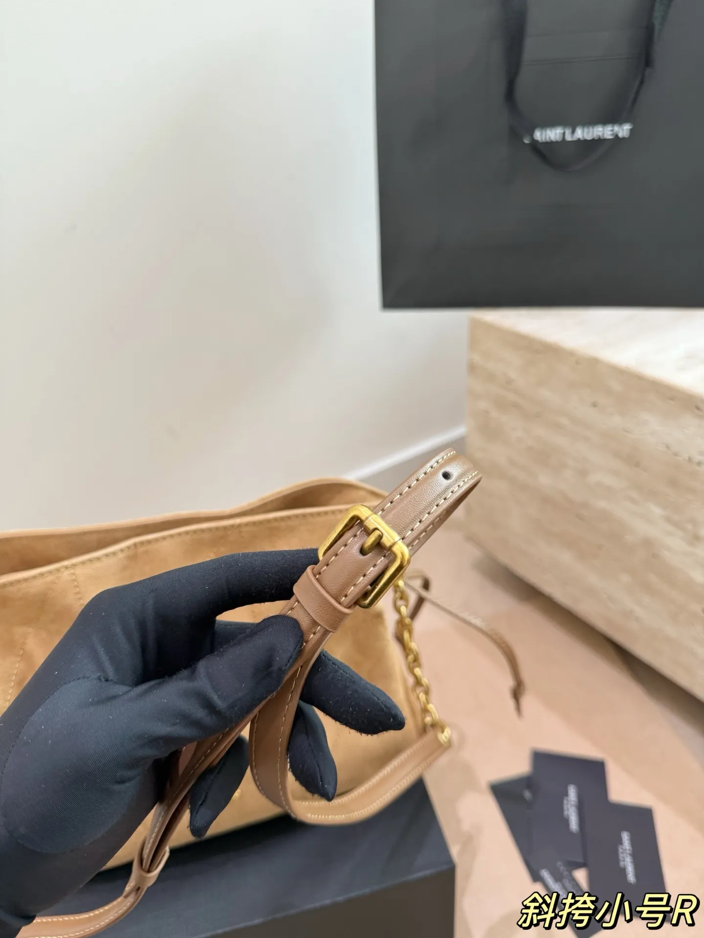 P170 配礼盒🎁 圣罗兰YSLJamie小福袋 麂皮 背起来真的太有feel。 圣罗兰 最低调, 简洁大气啦! 尺寸24.19cm