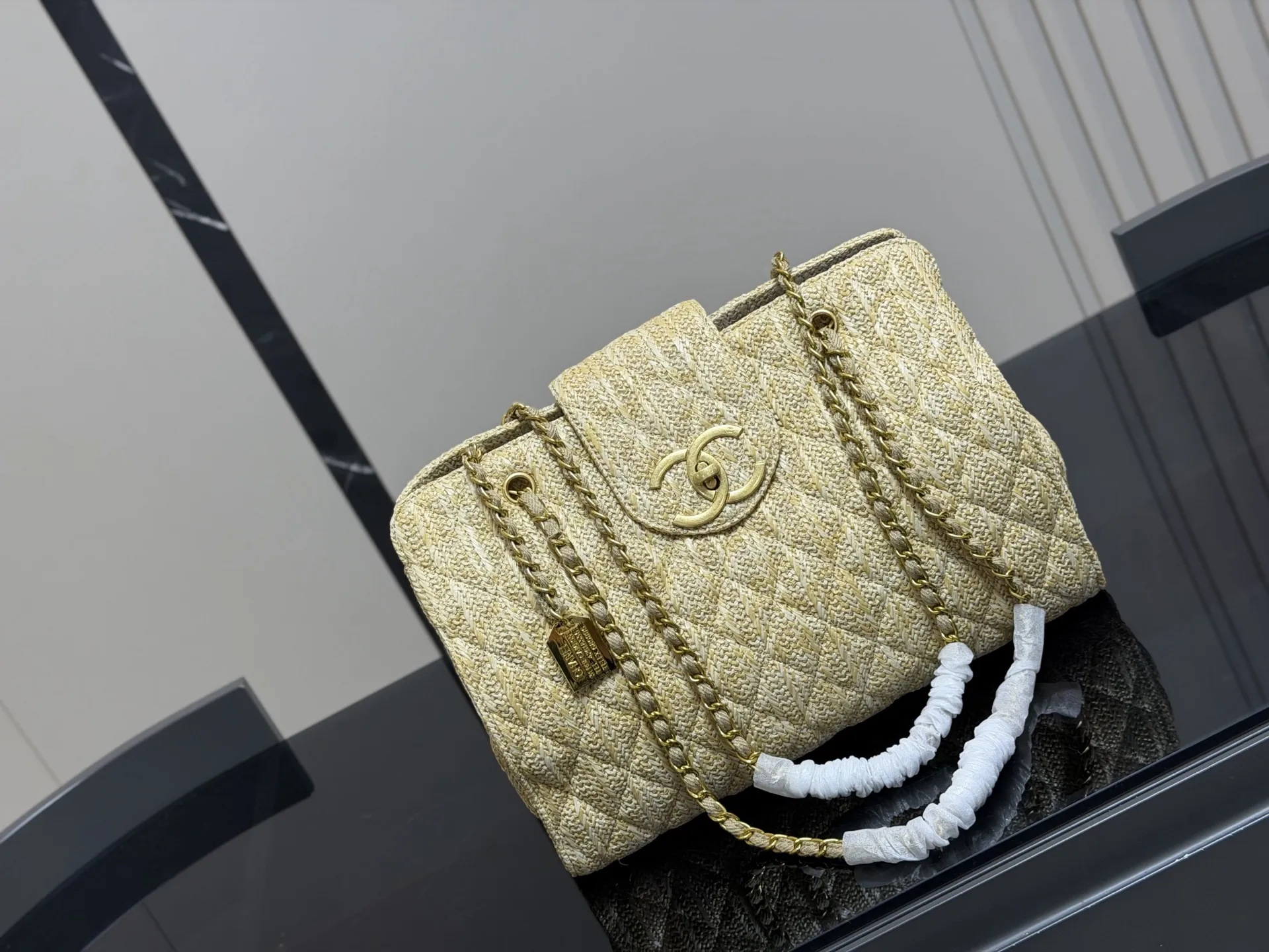 ¥180 香奈儿CHANEL 链条托特包 复古优雅 香奈儿CHANEL 链条托特包 复古优雅 满满的高级感 大小适中 容量感人 休闲正装皆可轻松驾驭 尺寸:36.26cm