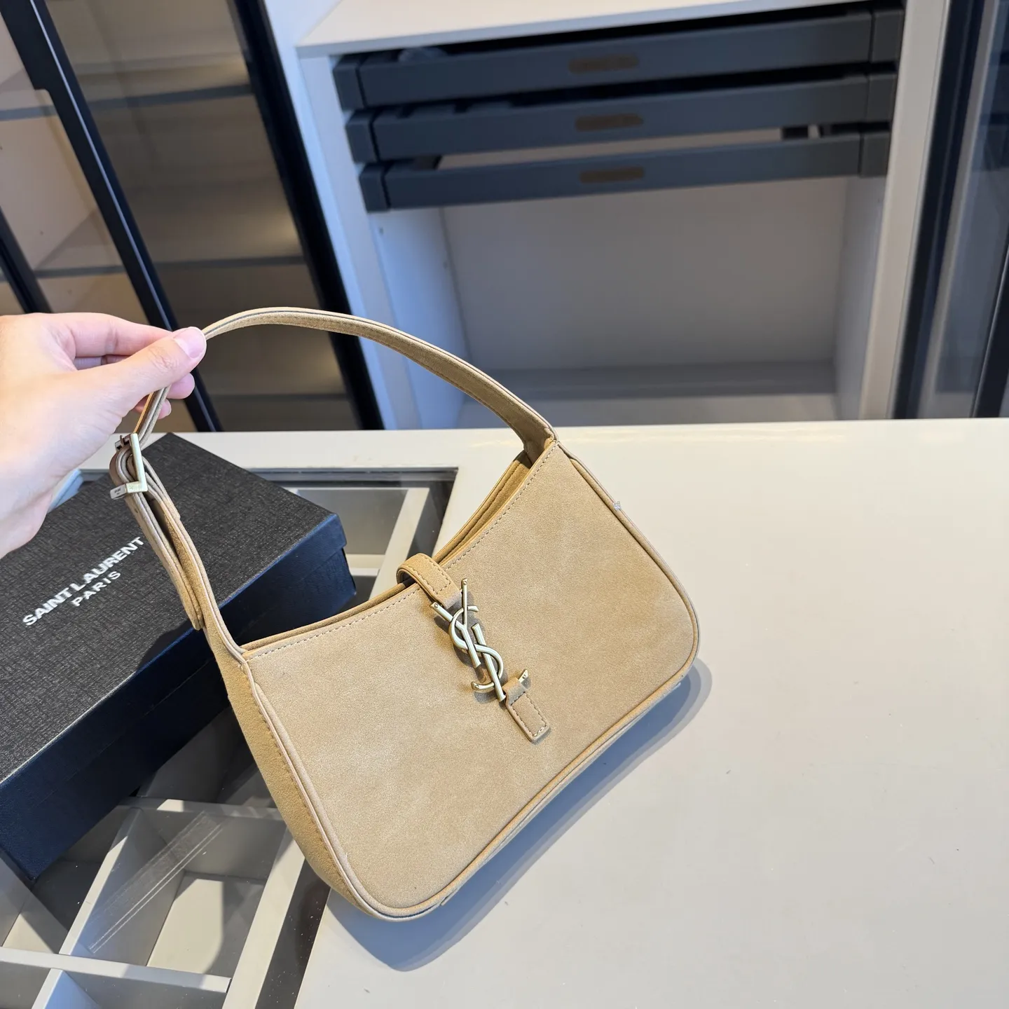 🅿️135✅新品推荐🔜 升级版🔥YSL圣罗兰专柜爆款hobo腋下包！麂皮系列！明星同款！到哪都是回头率👍专柜同款哦！品质堪比正品！进口皮料外出轻便实用！原版顶级五金！🎁原版礼盒包装（size：24*15*6）