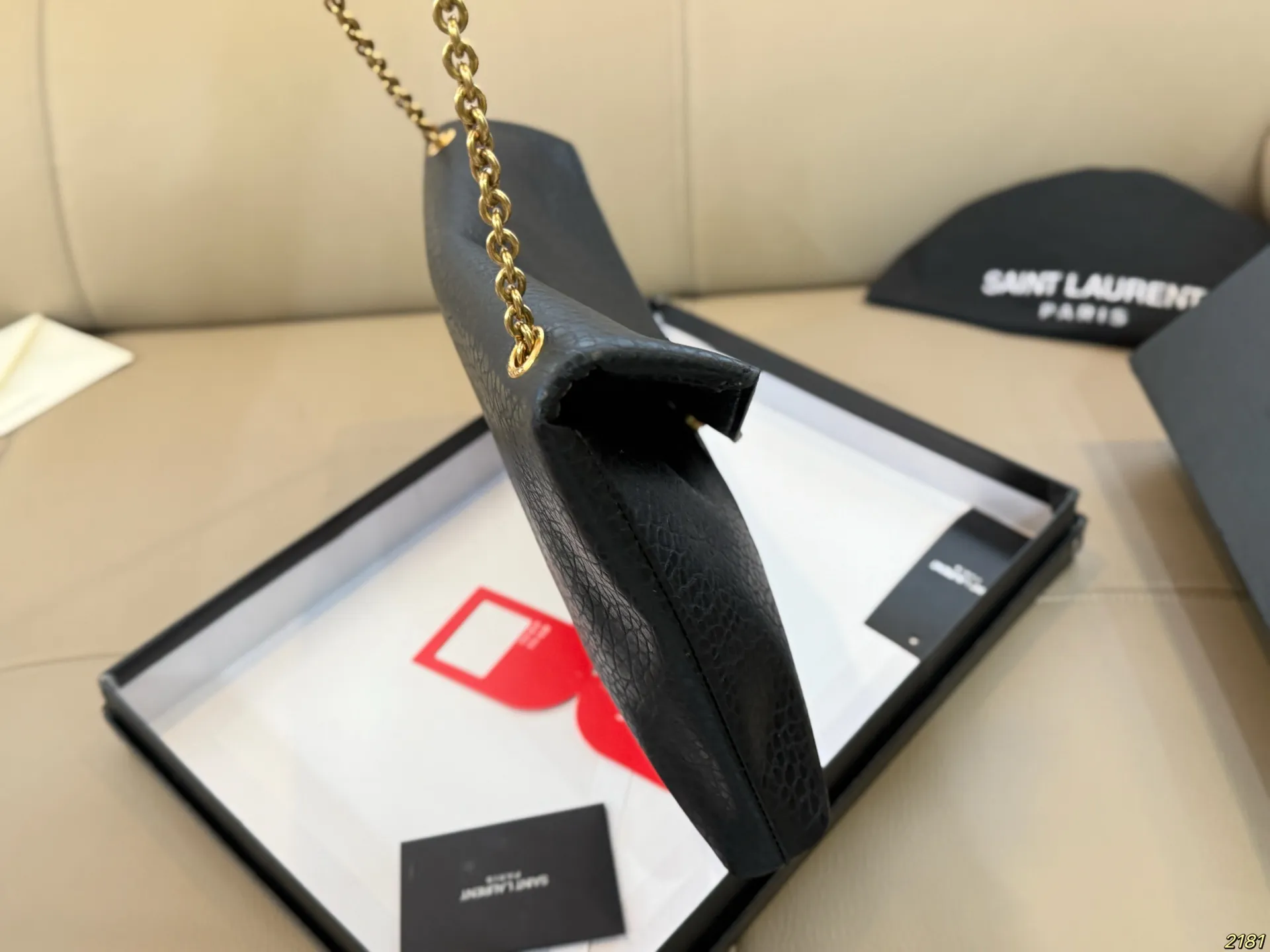 &yen;150/&yen;145配盒 圣罗兰 信封包 YSL 绵密的手感，轻便的包包 很有质感 可盐可甜 上身绝美 无可比拟 是每个追求漂亮的女孩必入单品 尺寸34 20/30 18