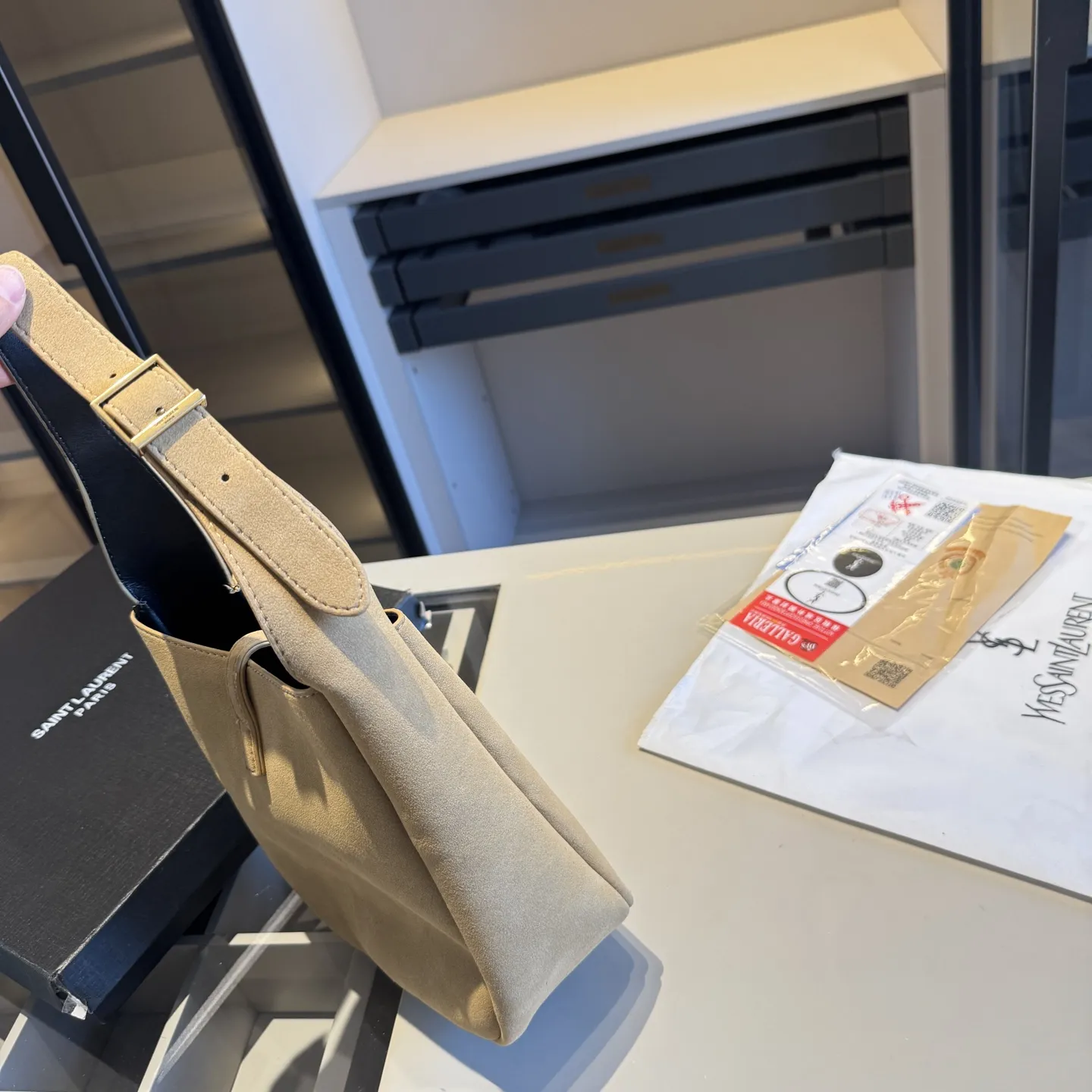 🅿️140✅新品推荐🔜 🔥YSL圣罗兰专柜新款麂皮系列HOBO腋下包👍这款包超!级!火!👍各大明星追捧的爆款~采用原版五金配件!经典logo!顶级做工!面料采用原版皮料!大容量!原版礼盒包装🎁(size:21*22*9)